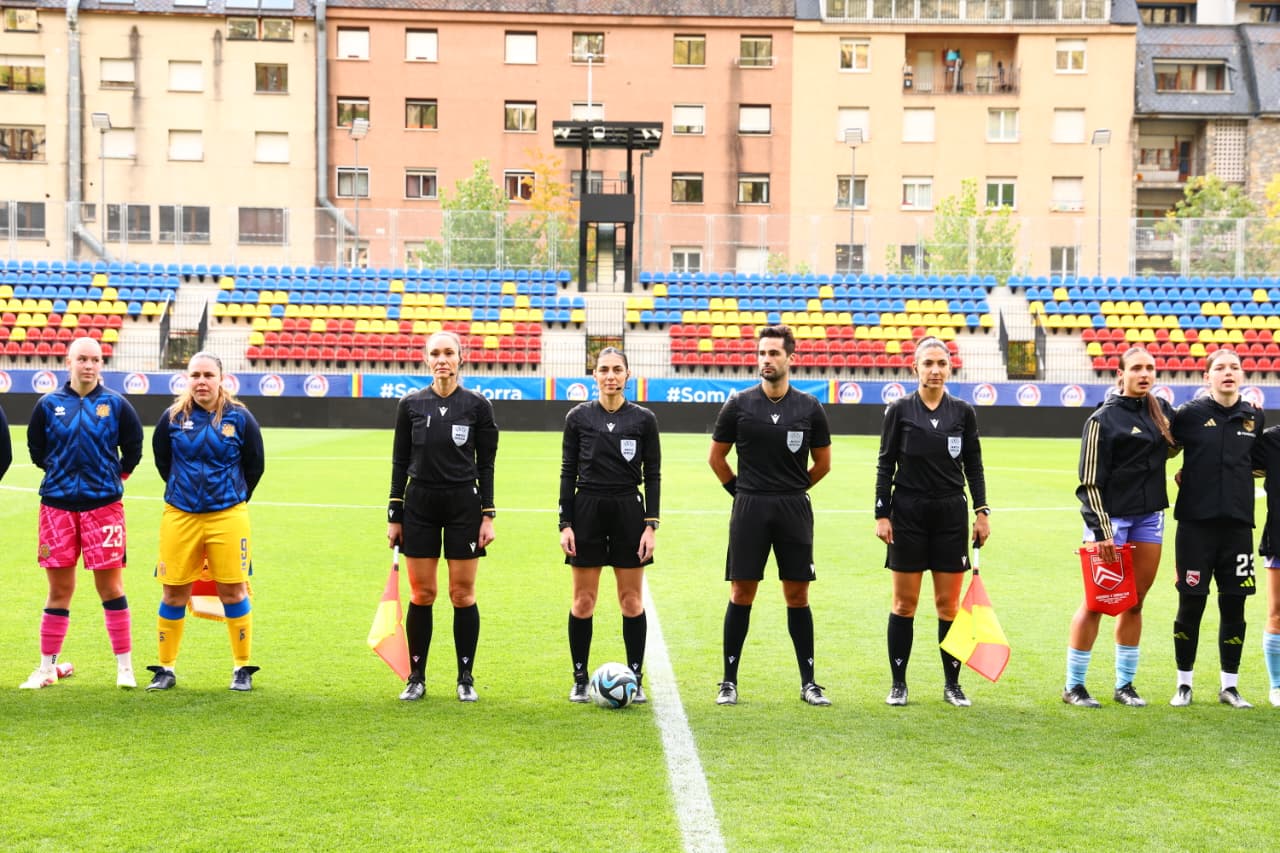 La defensa, avui capitana, escoltant l'himne d'Andorra. La defensa, avui capitana, escoltant l'himne d'Andorra.