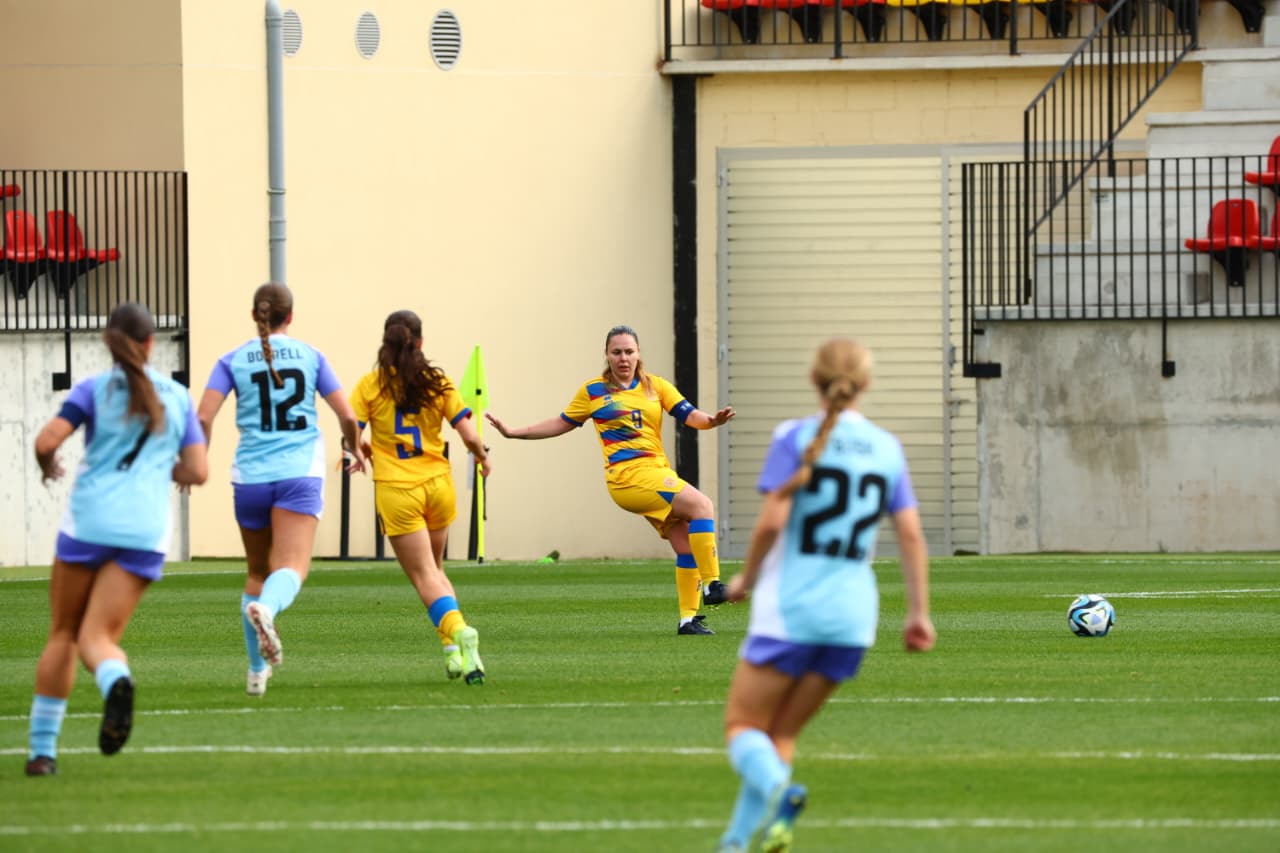 Marina Fernández, comandant l'eix de la defensa. Marina Fernández, comandant l'eix de la defensa.