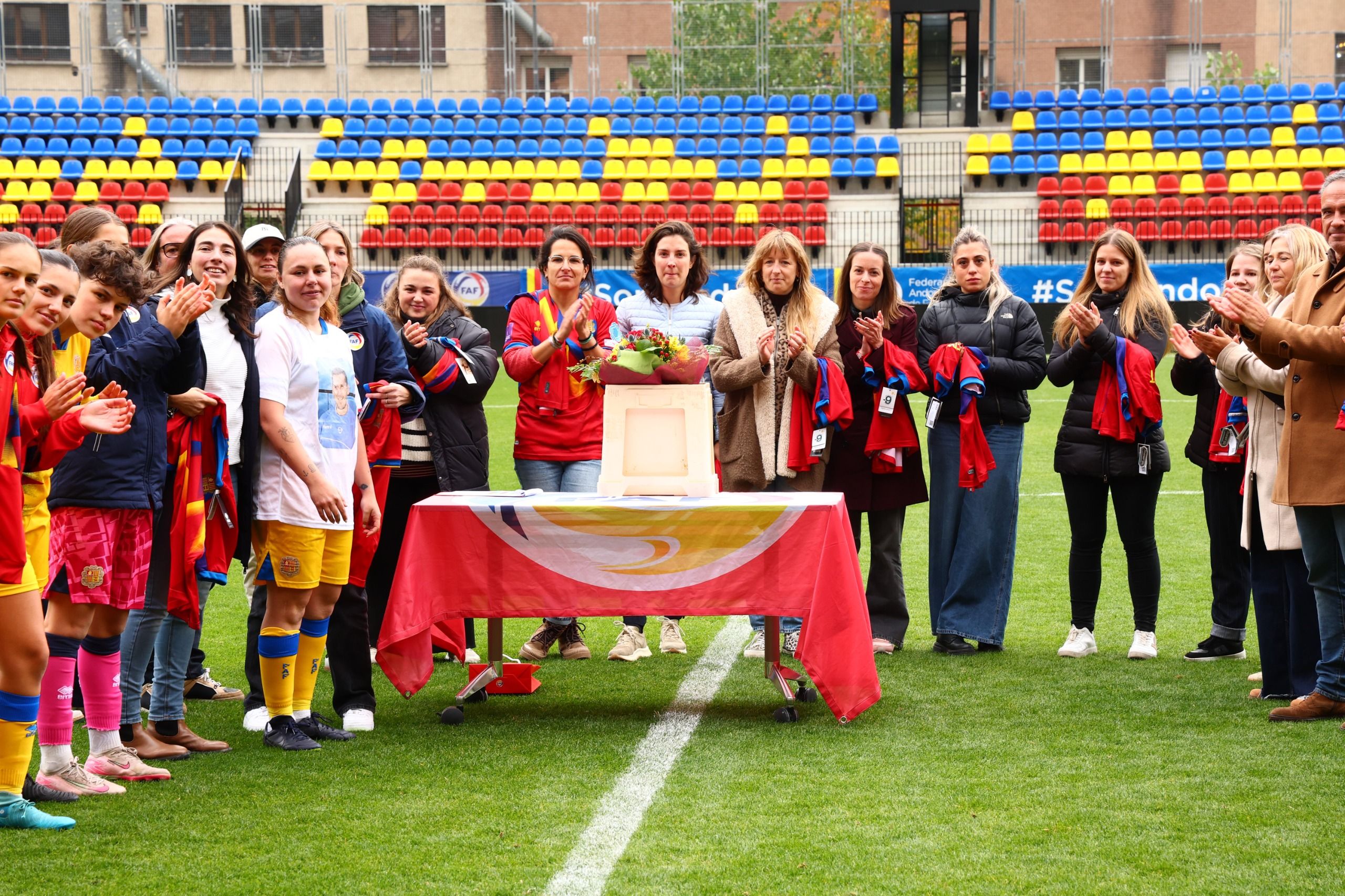 Acte d'agraïment de pioneres de l'esport andorrà a la trajectòria de Fernández Acte d'agraïment de pioneres de l'esport andorrà a la trajectòria de Fernández