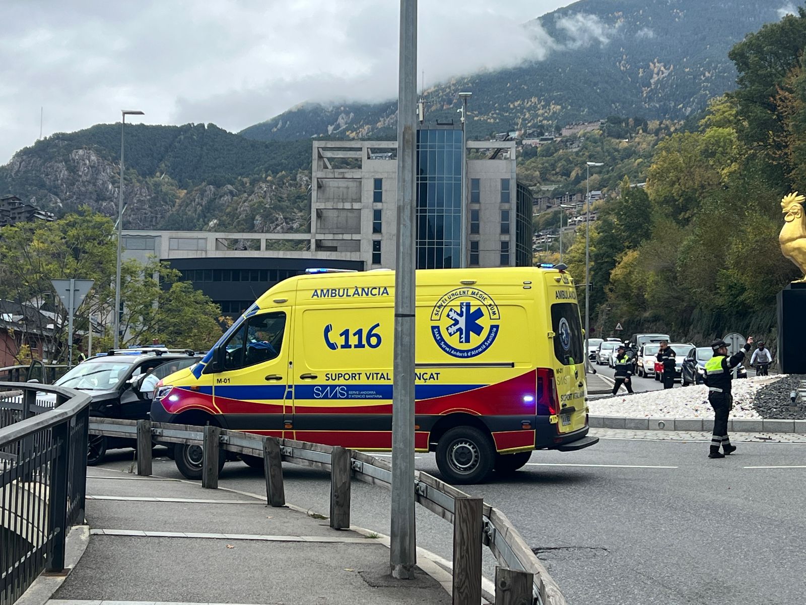 Una ambulància al lloc de l'accident. Una ambulància al lloc de l'accident.