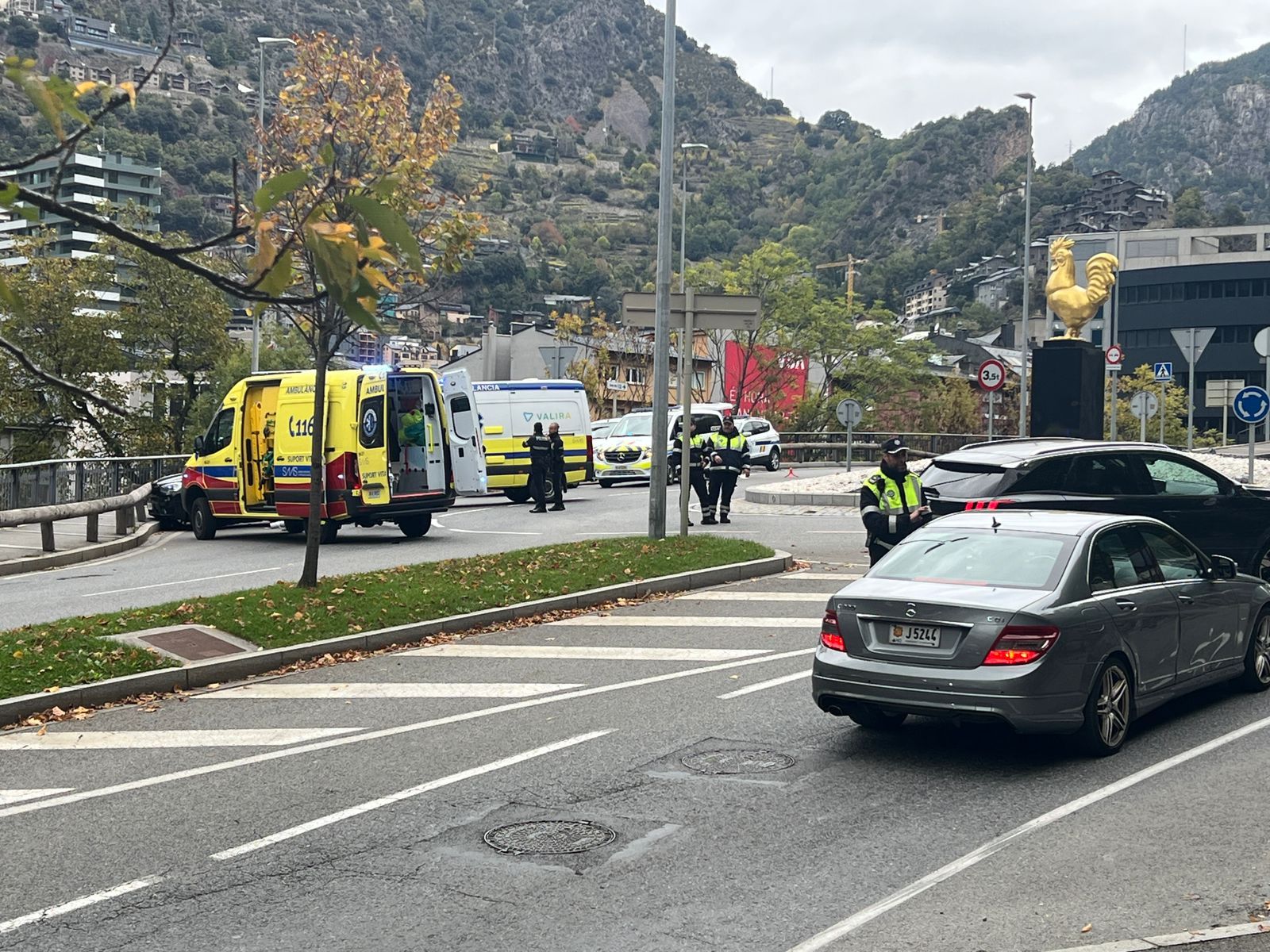 El punt de l'accident a la rotonda del gall. El punt de l'accident a la rotonda del gall.