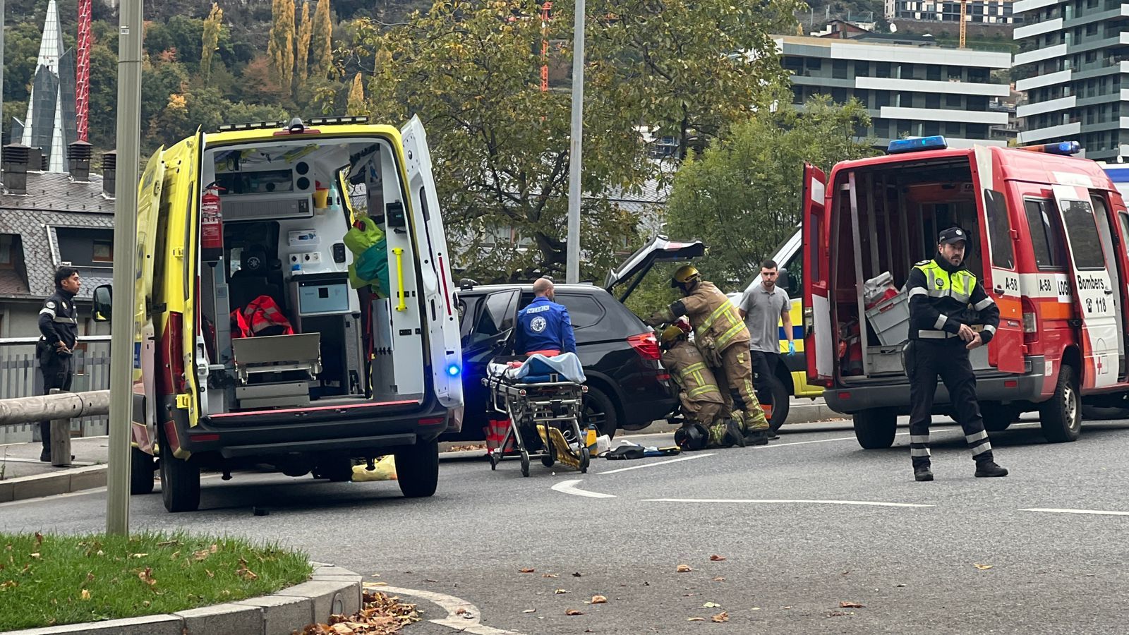 Els serveis d'emergència actuant al lloc de l'accident. Els serveis d'emergència actuant al lloc de l'accident.