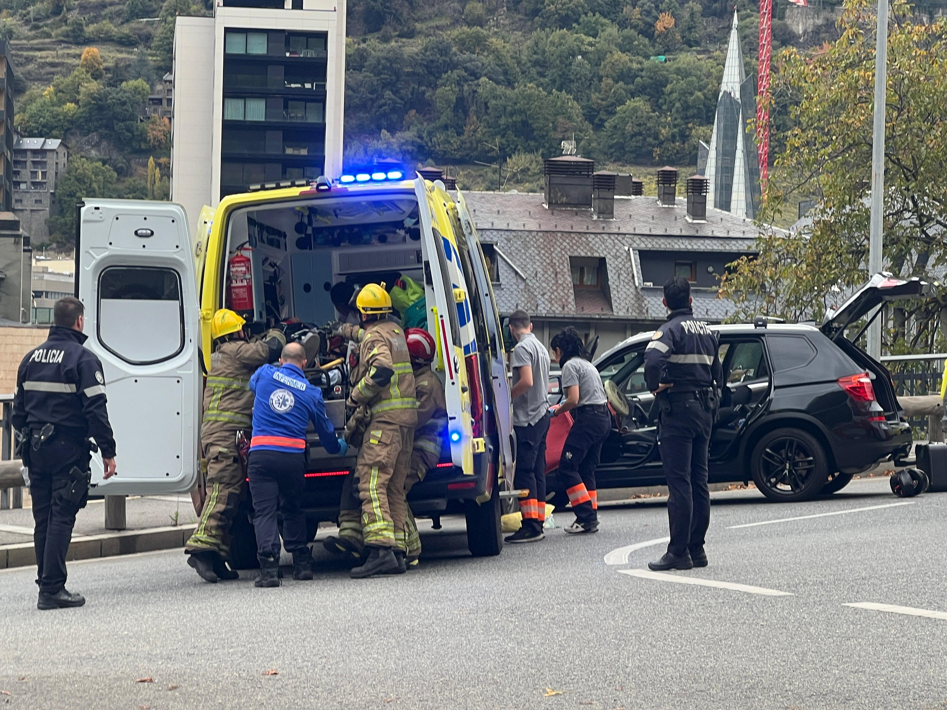 Carregant un ferit a l'ambulància. Carregant un ferit a l'ambulància.