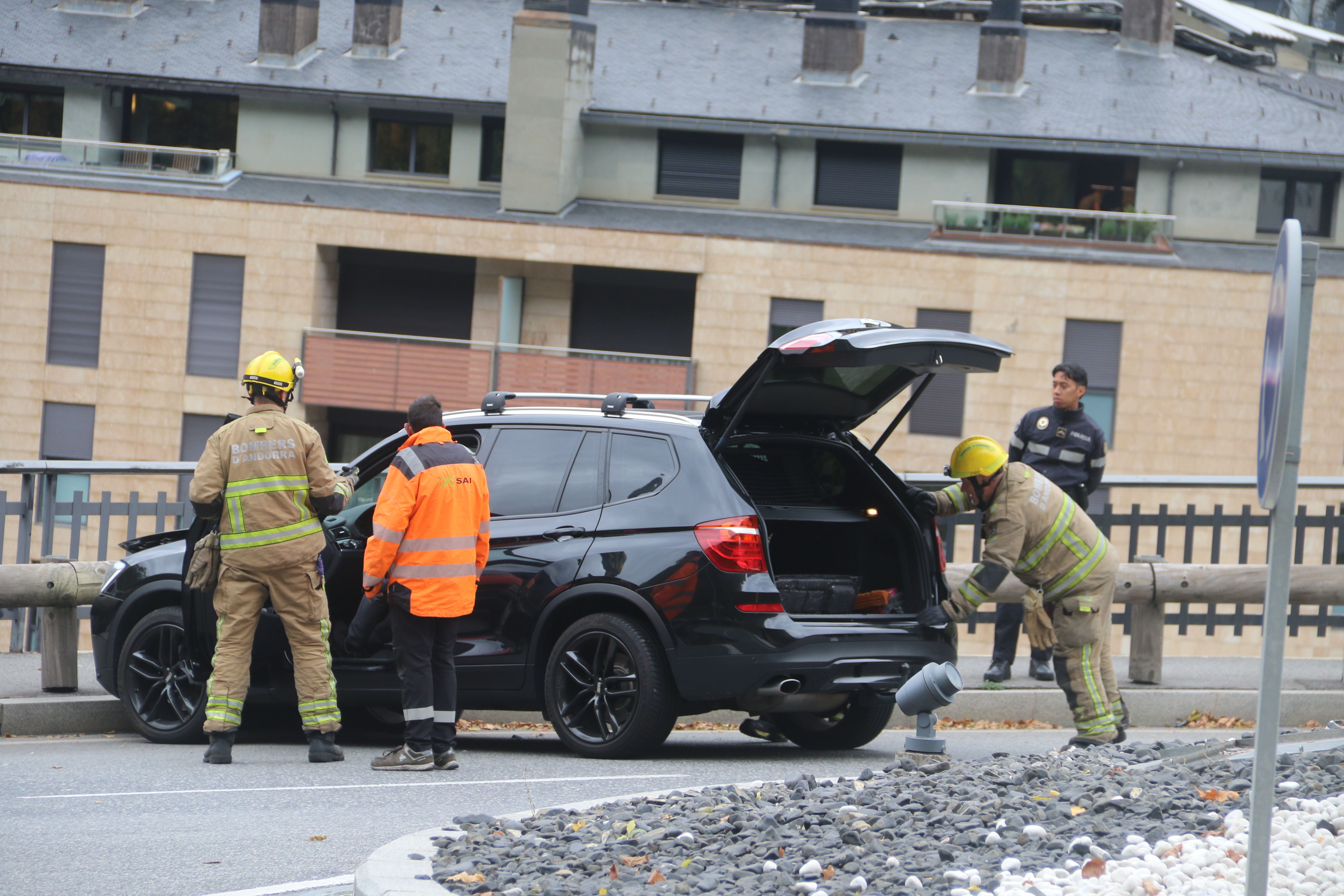 Els bombers treballant per desconnectar el vehicle abans de retirar-lo. Els bombers treballant per desconnectar el vehicle abans de retirar-lo.
