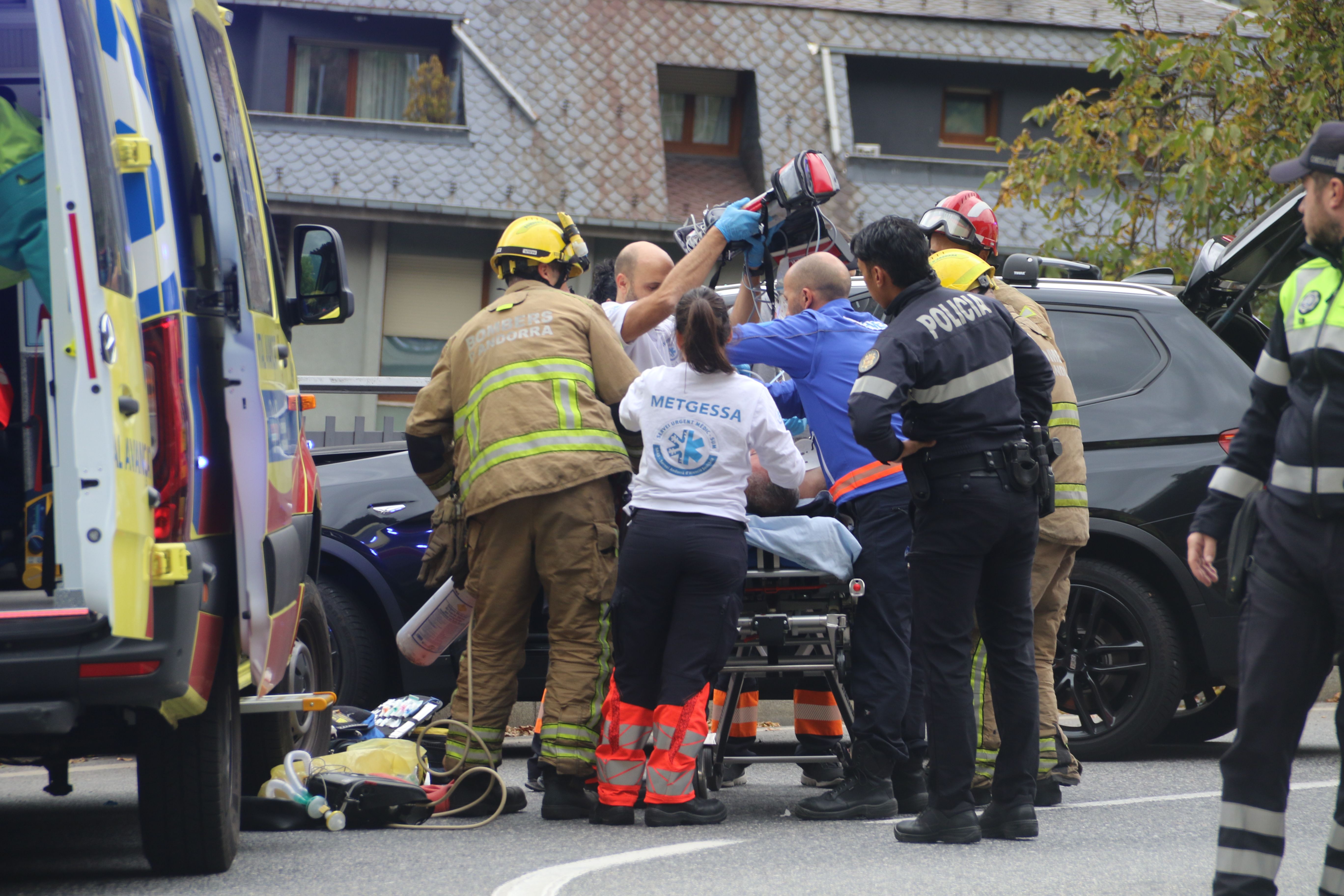 Metges, infermers i bombers extreuen el ferit de l'interior del vehicle. Metges, infermers i bombers extreuen el ferit de l'interior del vehicle.