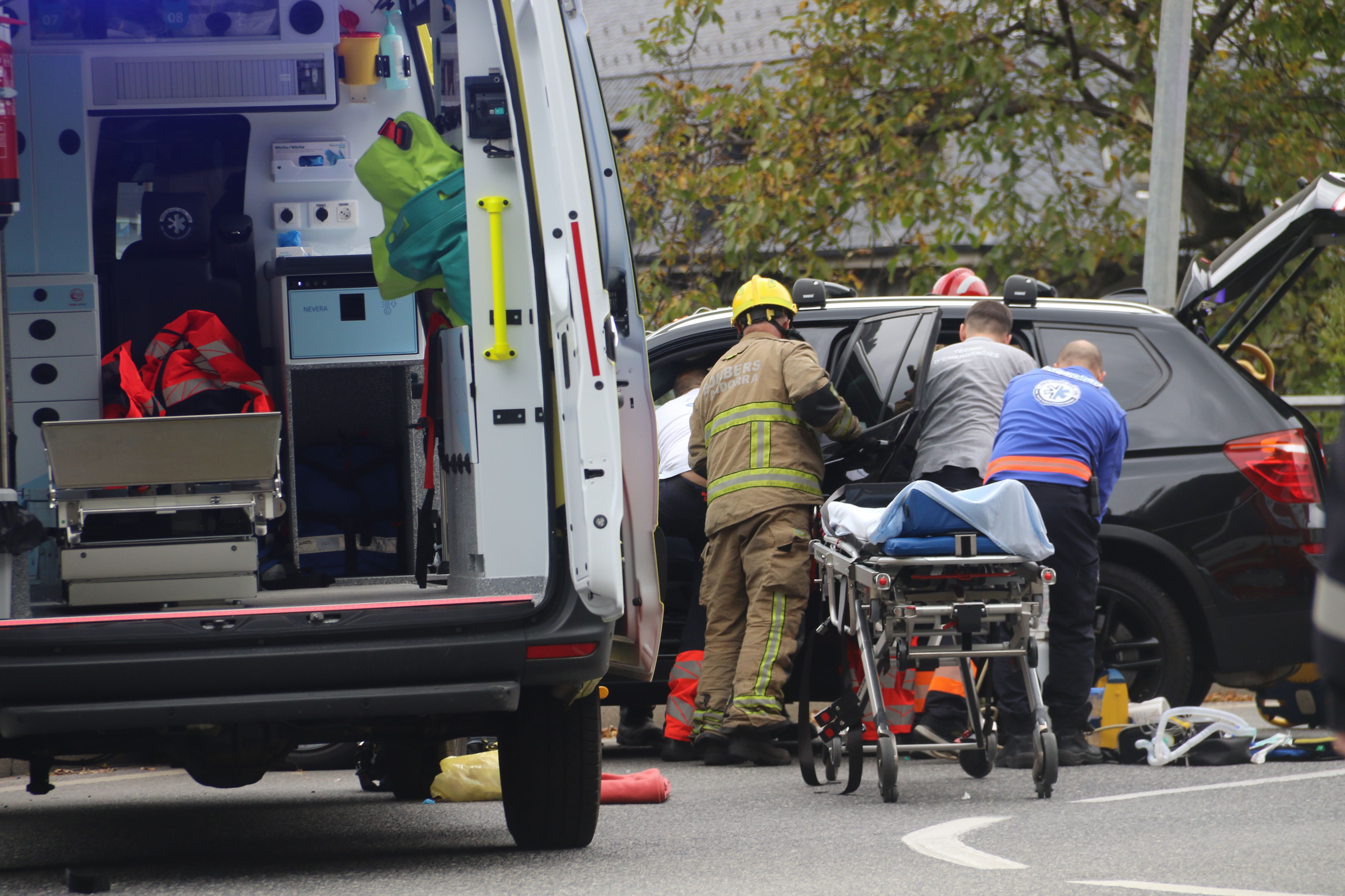 Els sanitaris treballant amb el ferit, a l'interior del vehicle accidentat. Els sanitaris treballant amb el ferit, a l'interior del vehicle accidentat.