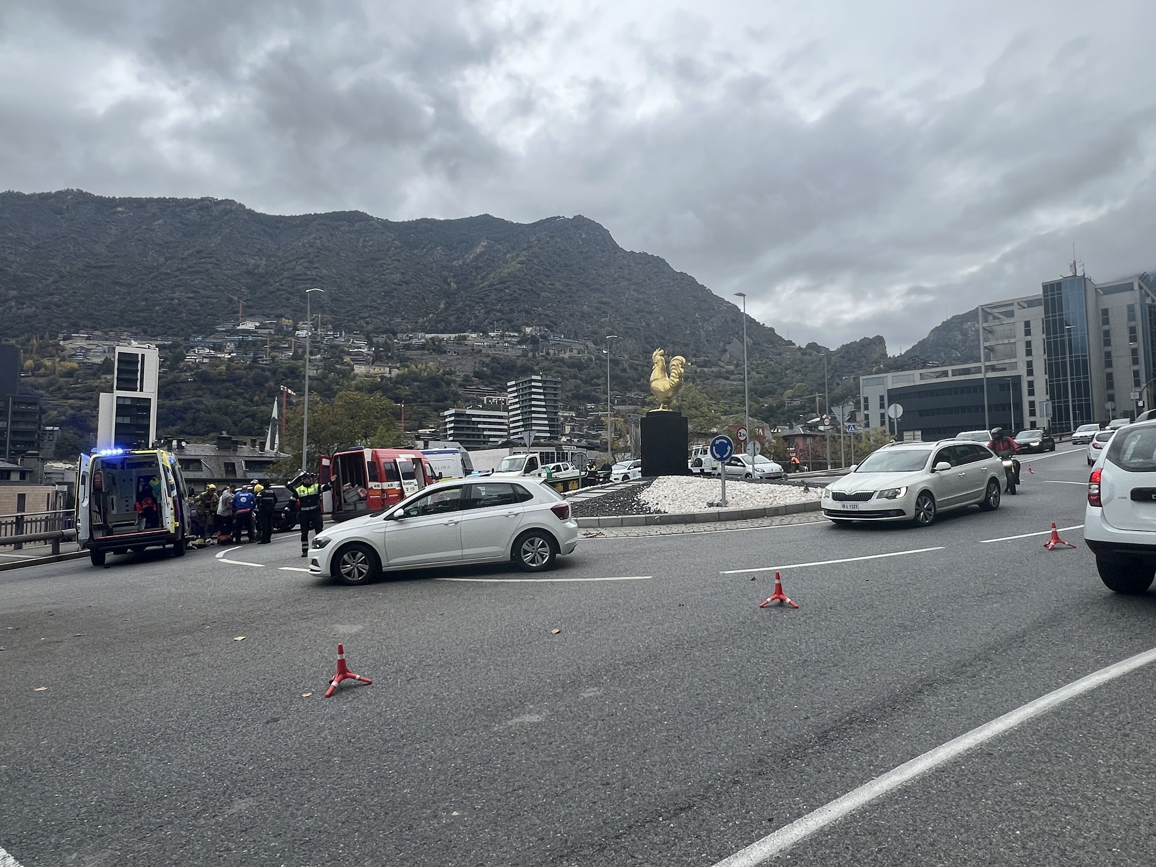 Una vista general de la rotonda durant la gestió de l'accident.