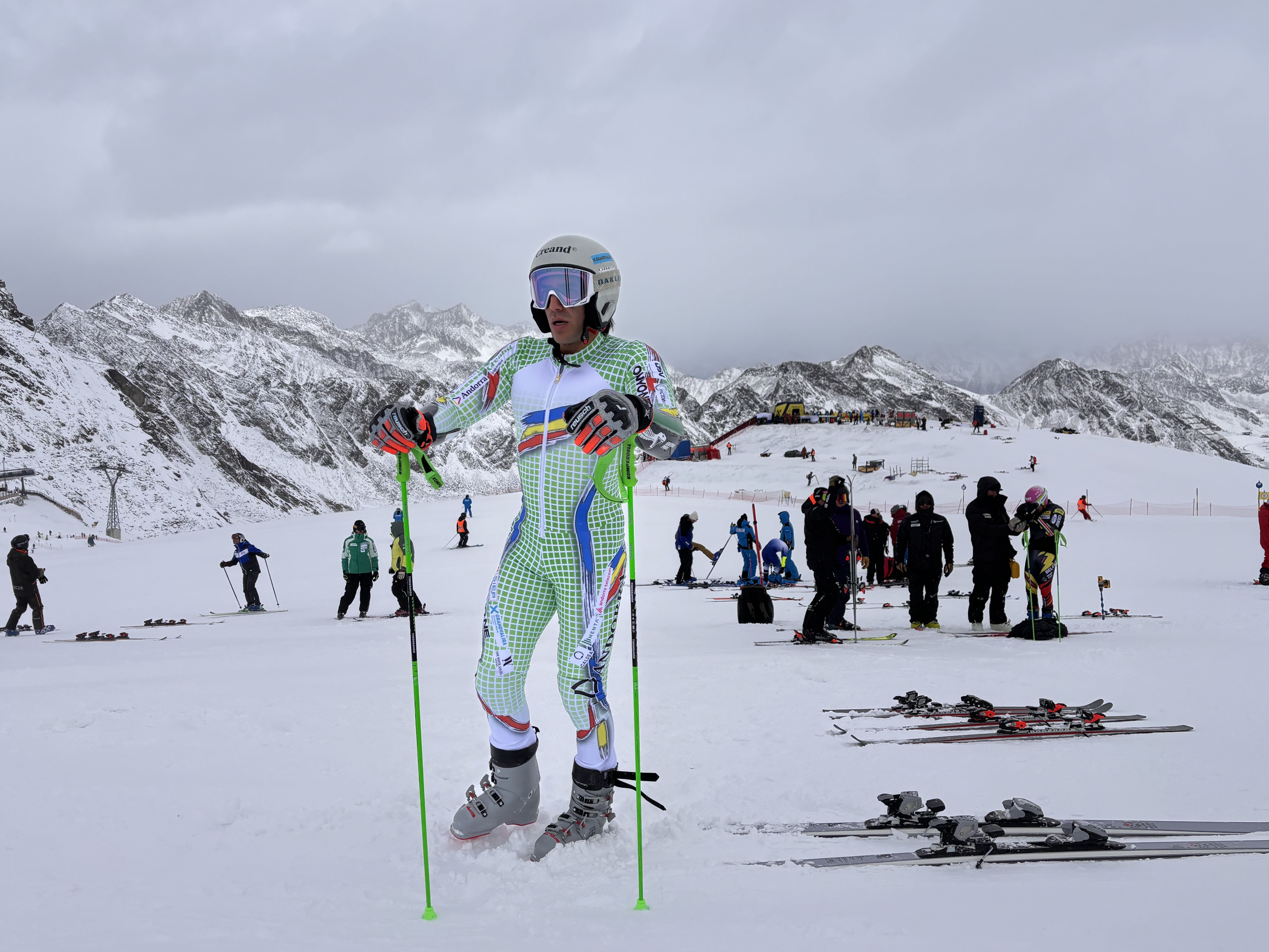 Joan Verdú, escalfant abans d'exercitar-se per les muntanyes austríaques. Joan Verdú, escalfant abans d'exercitar-se per les muntanyes austríaques.