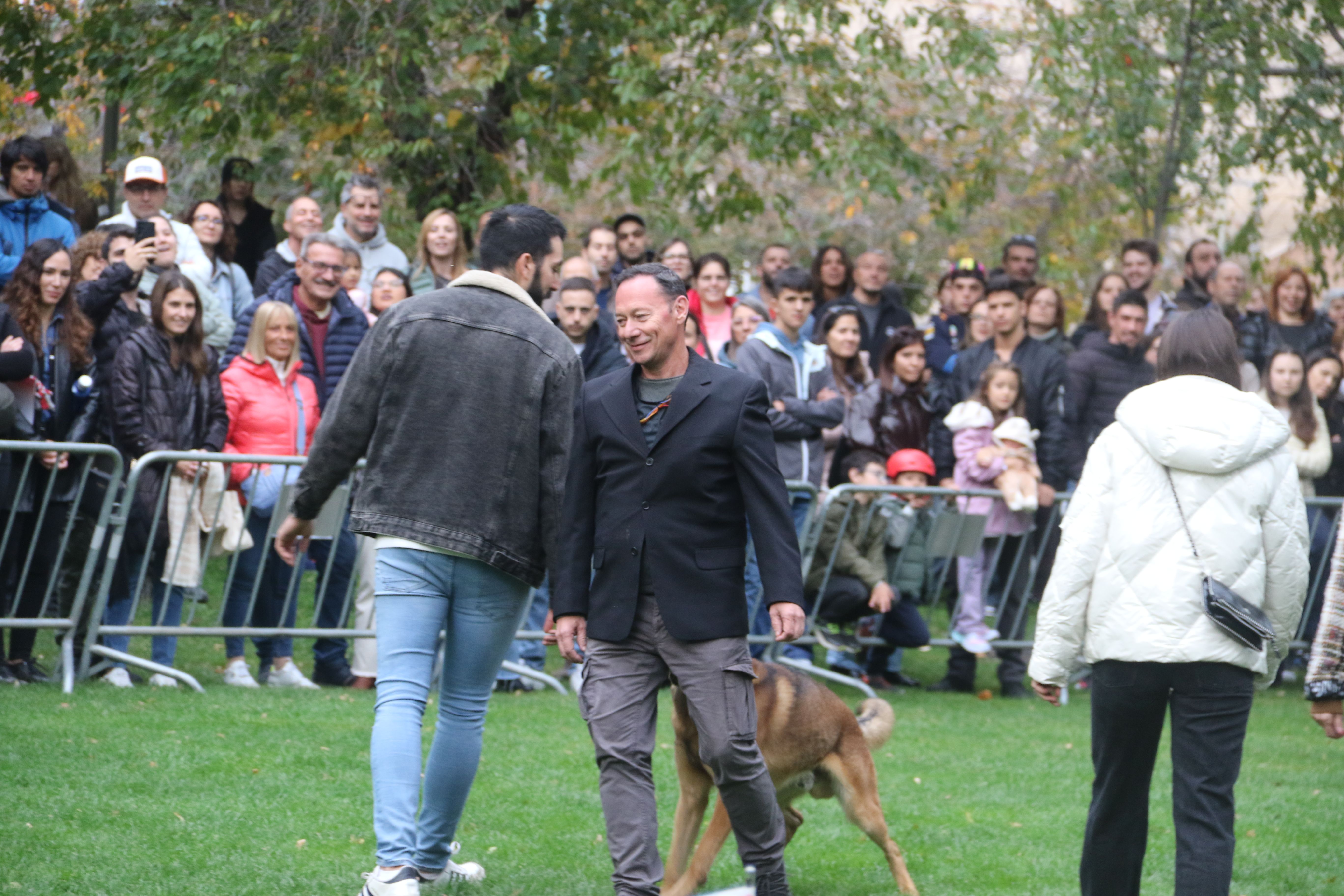 Un dels gossos policia cercant un explosiu inserit en el cos d'un suposat terrorista. Un dels gossos policia cercant un explosiu inserit en el cos d'un suposat terrorista.