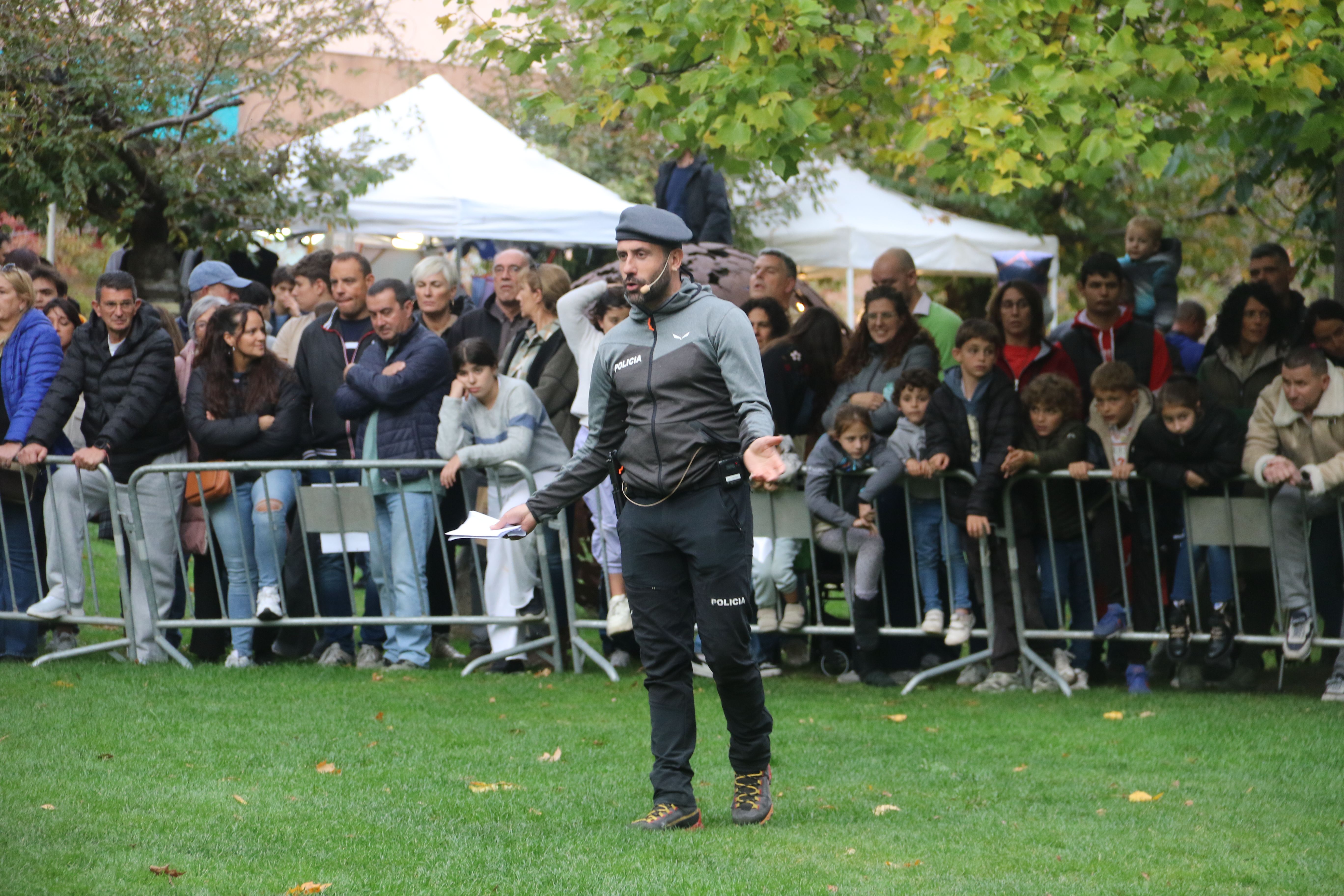 L'agent major guia caní 365, que ha actuat d'animador de la vetllada. L'agent major guia caní 365, que ha actuat d'animador de la vetllada.