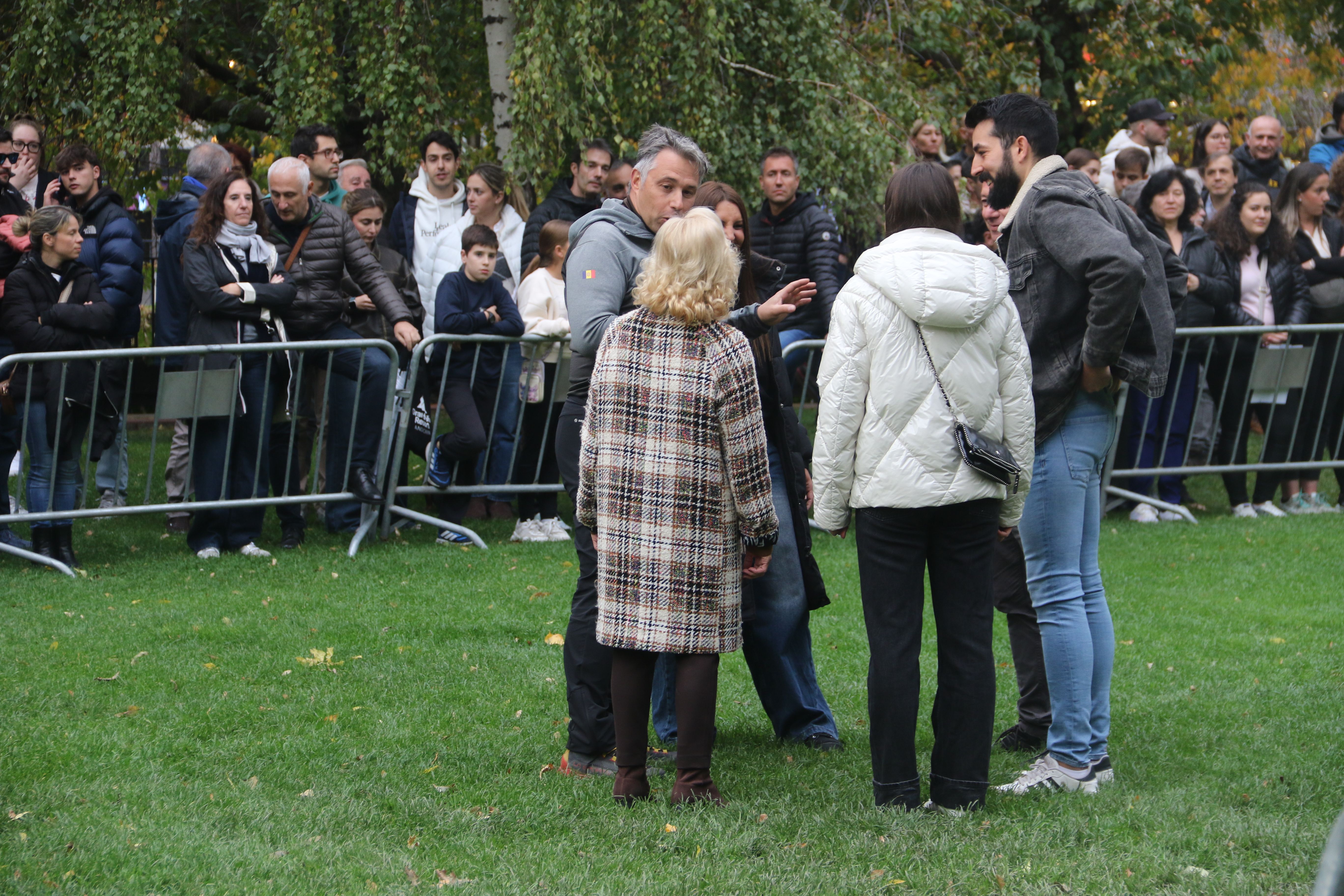 El sergent major responsable del grup caní donant instruccions a un grup de figurants. El sergent major responsable del grup caní donant instruccions a un grup de figurants.