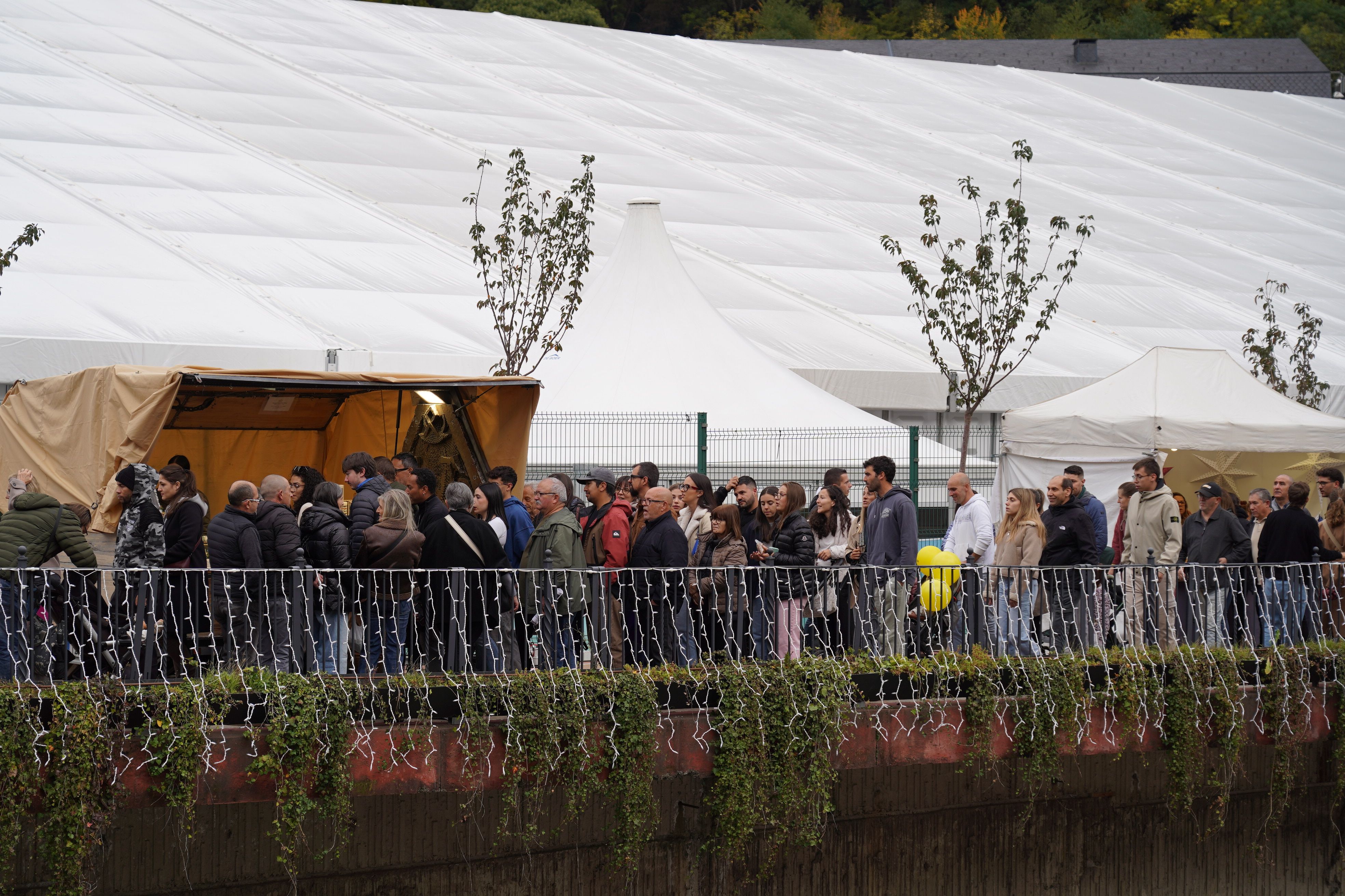 Aglomeracions al passeig del riu per veure les parades. Aglomeracions al passeig del riu per veure les parades.