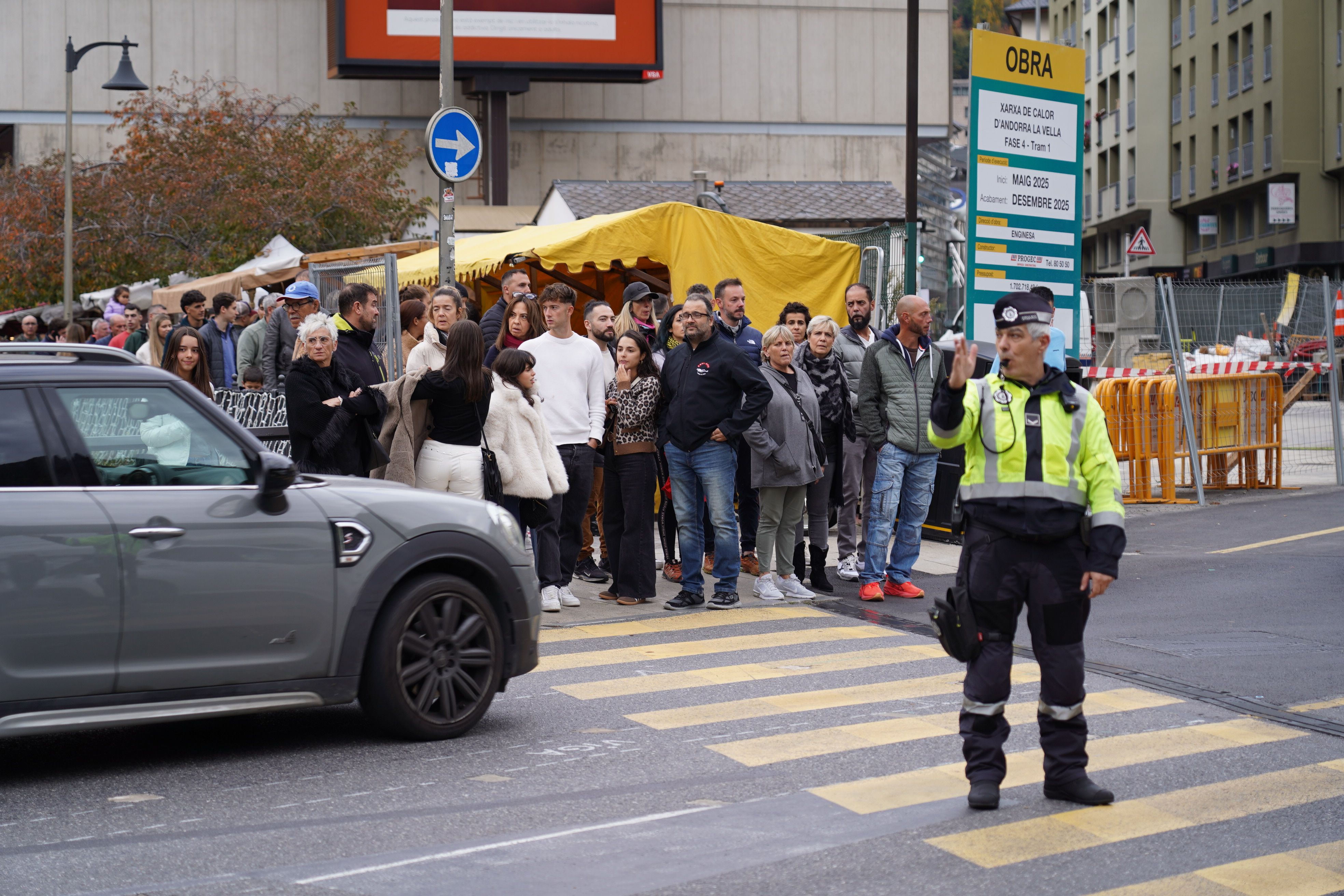 Un agent de circulació, controlant el trànsit. Un agent de circulació, controlant el trànsit.