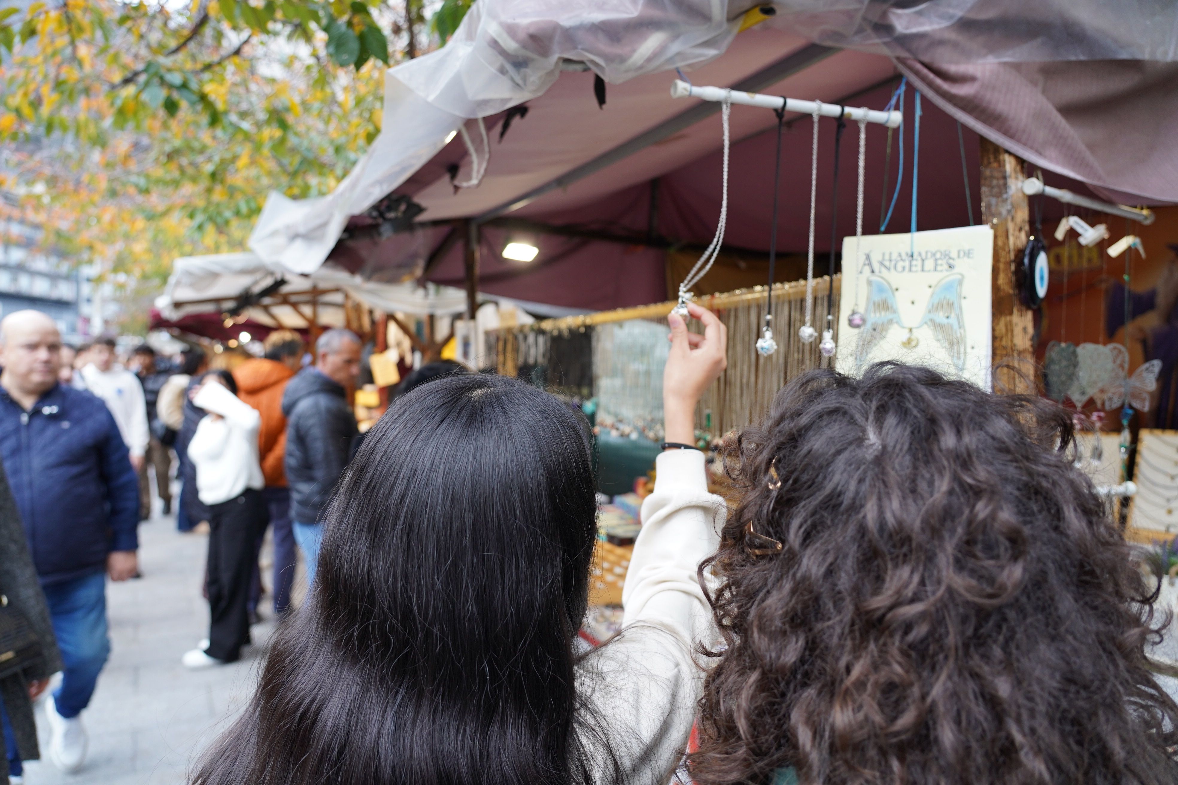 Dues noies, observant la bijuteria. Dues noies, observant la bijuteria.