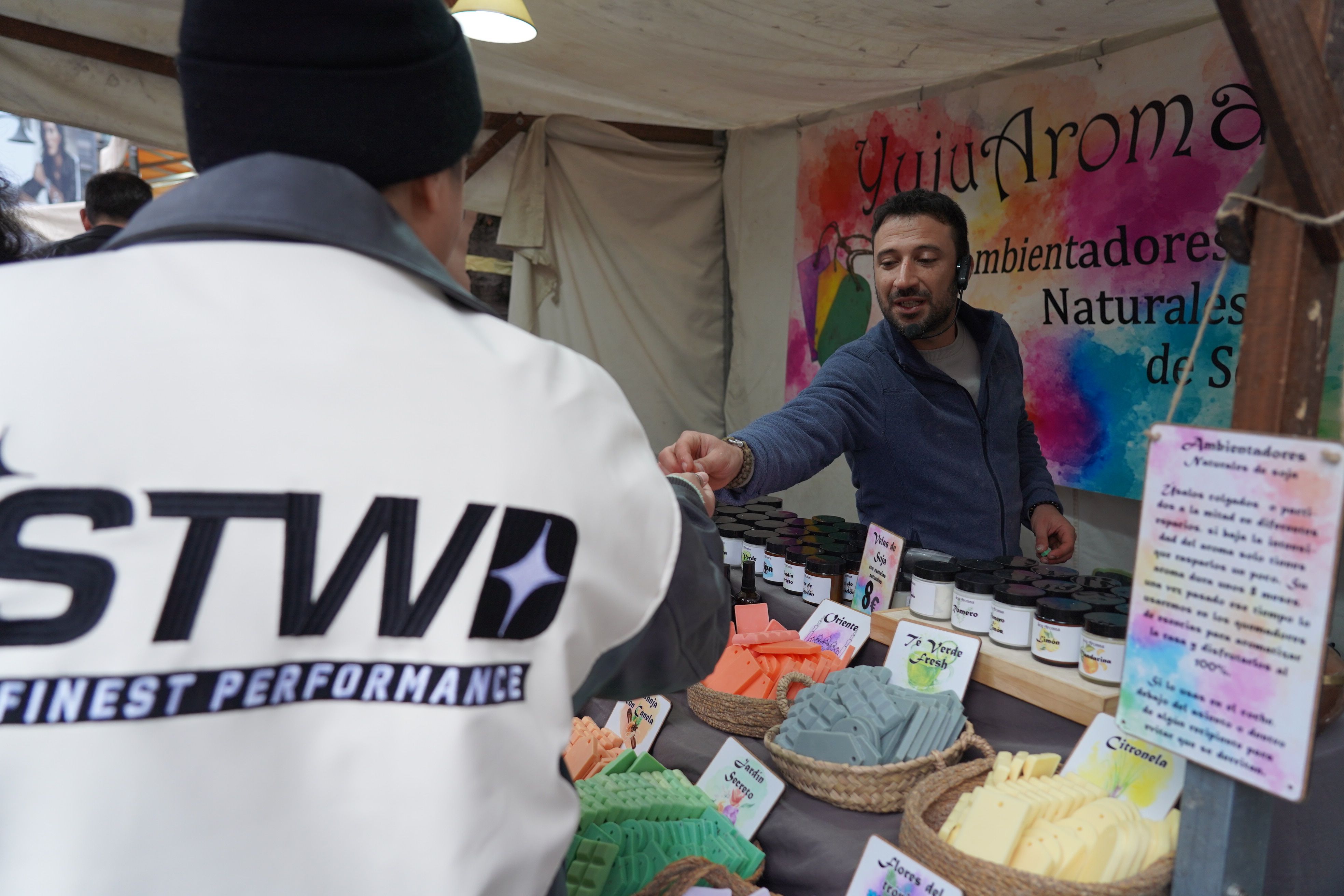 Un venedor de Yuju Aromas, regalant essències. Un venedor de Yuju Aromas, regalant essències.