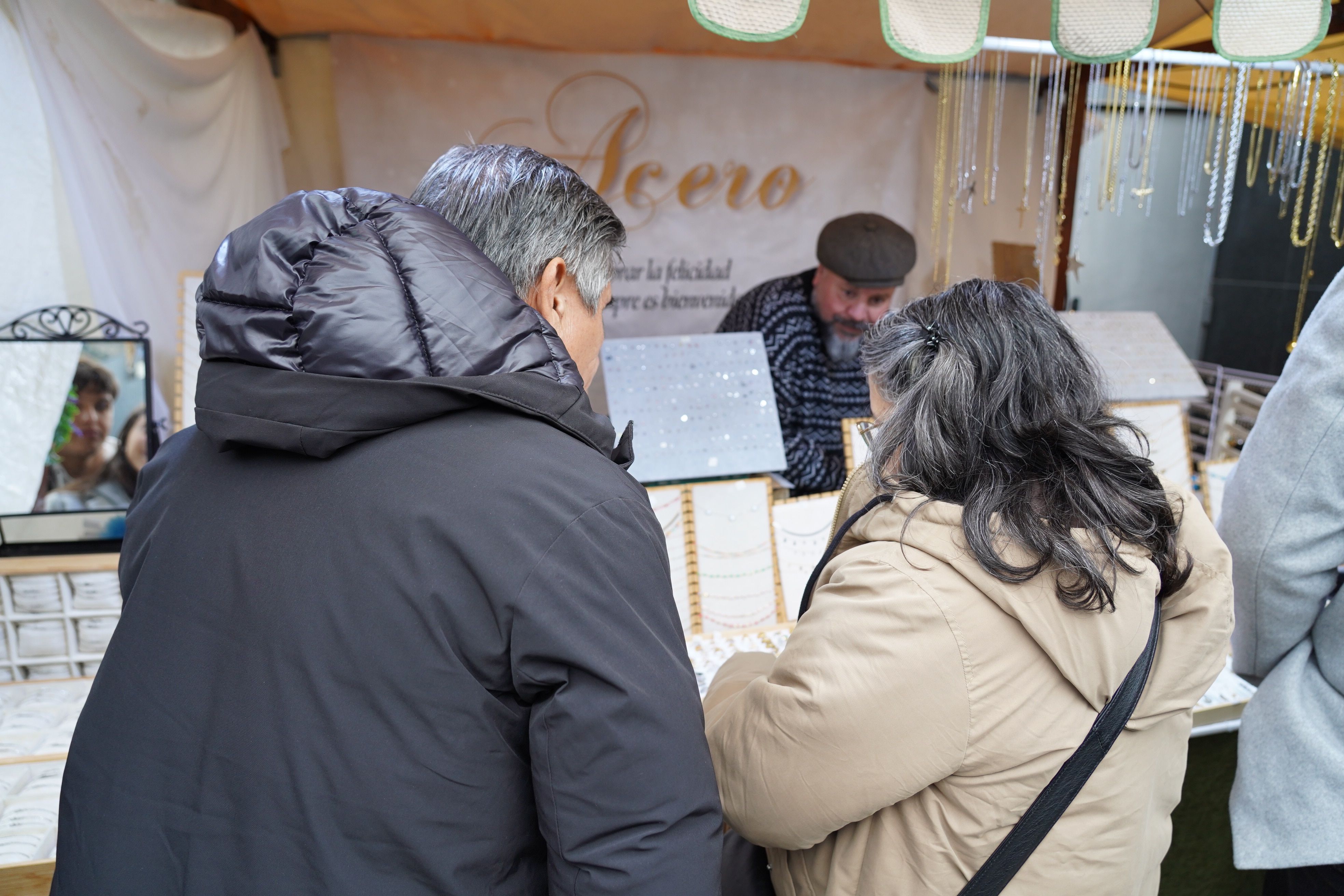 Una parella mirant-se un collar. Una parella mirant-se un collar.