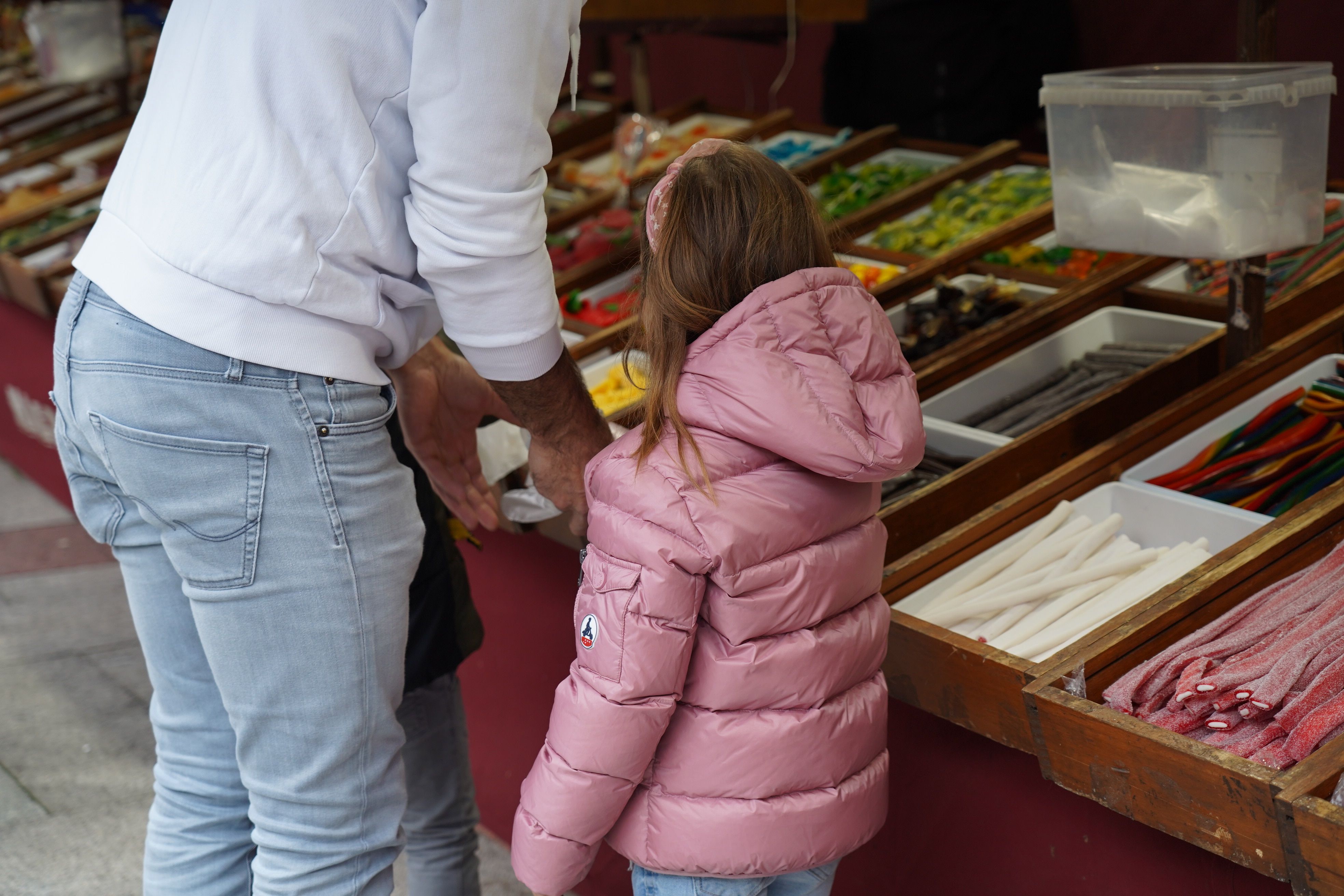 Una nena demanant llaminadures al seu pare. Una nena demanant llaminadures al seu pare.