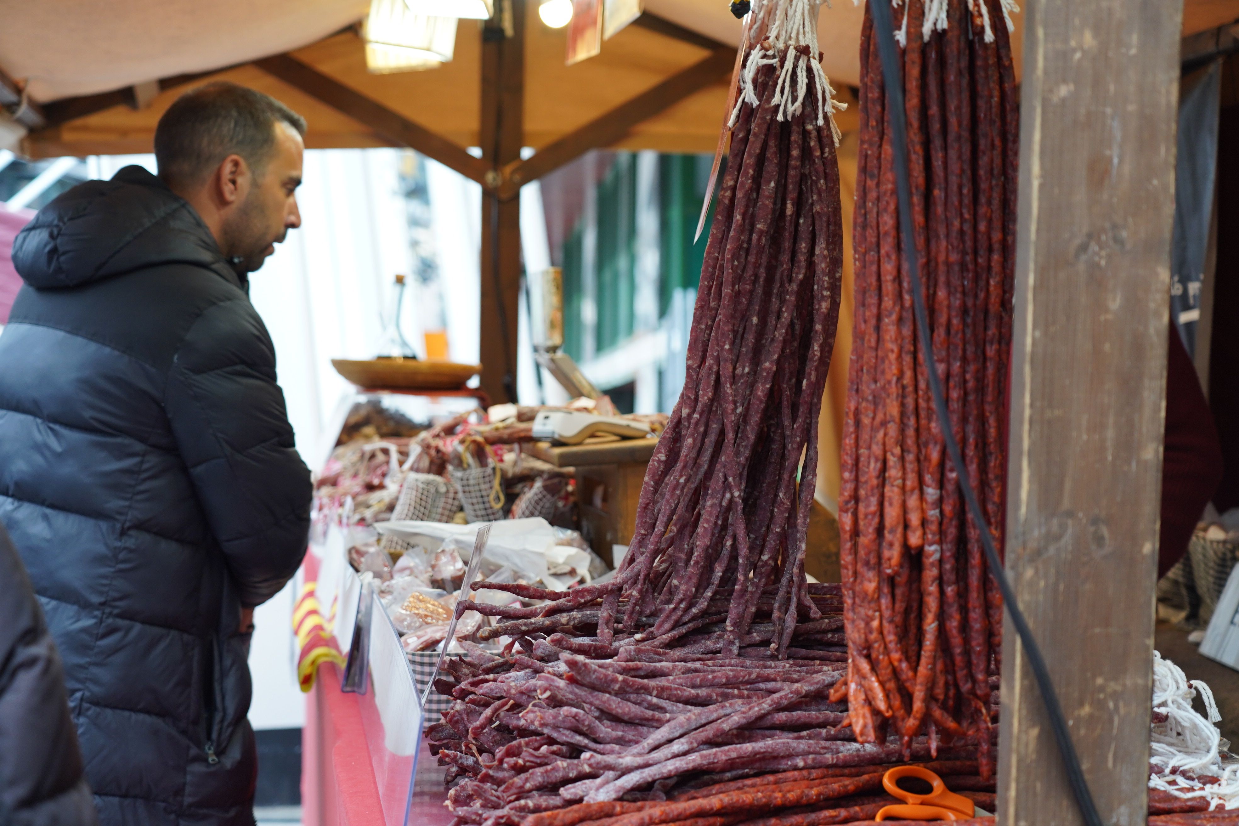 Un client comprant embotits Un client comprant embotits