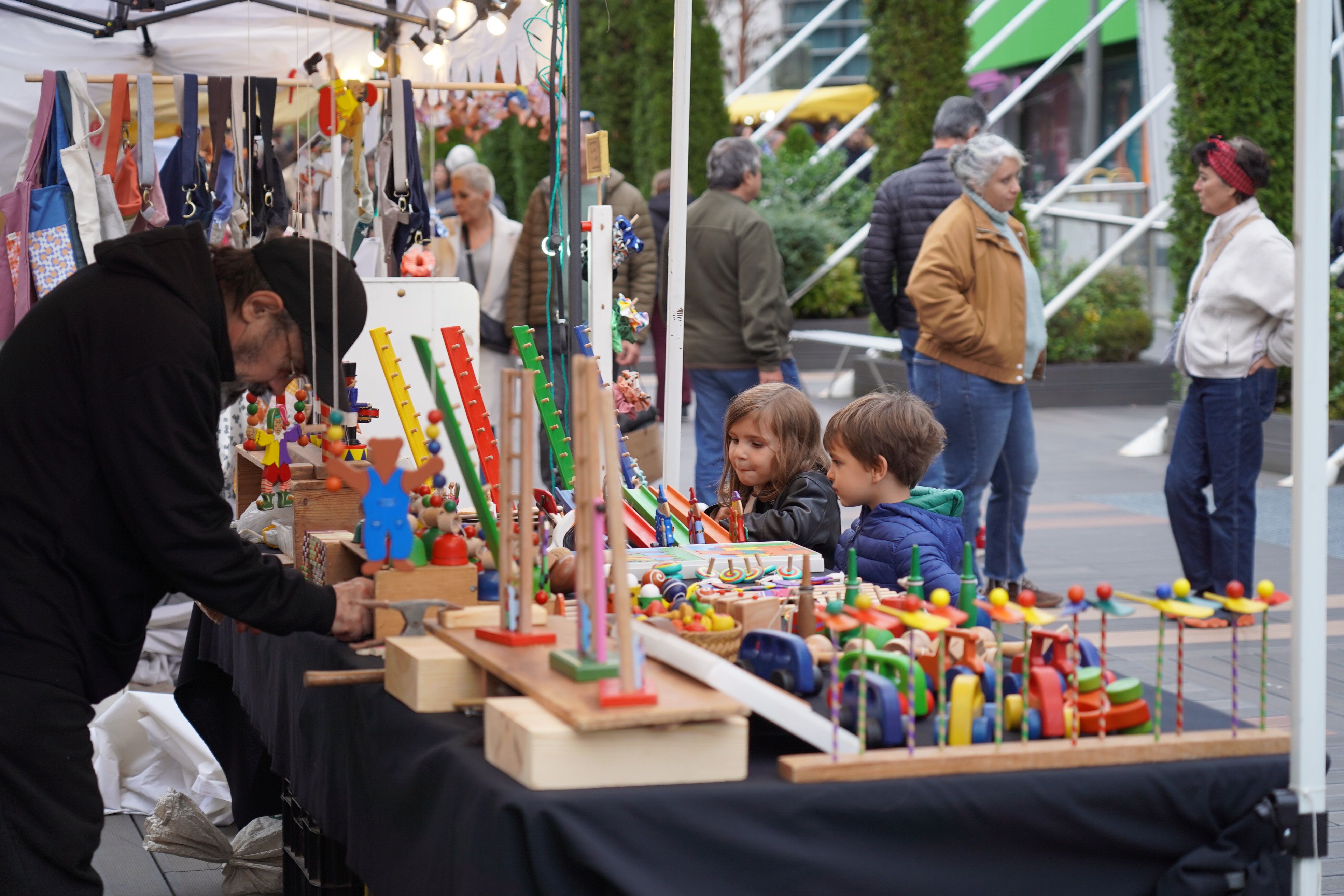 Dos nens, observant alguns jocs de fusta. Dos nens, observant alguns jocs de fusta.