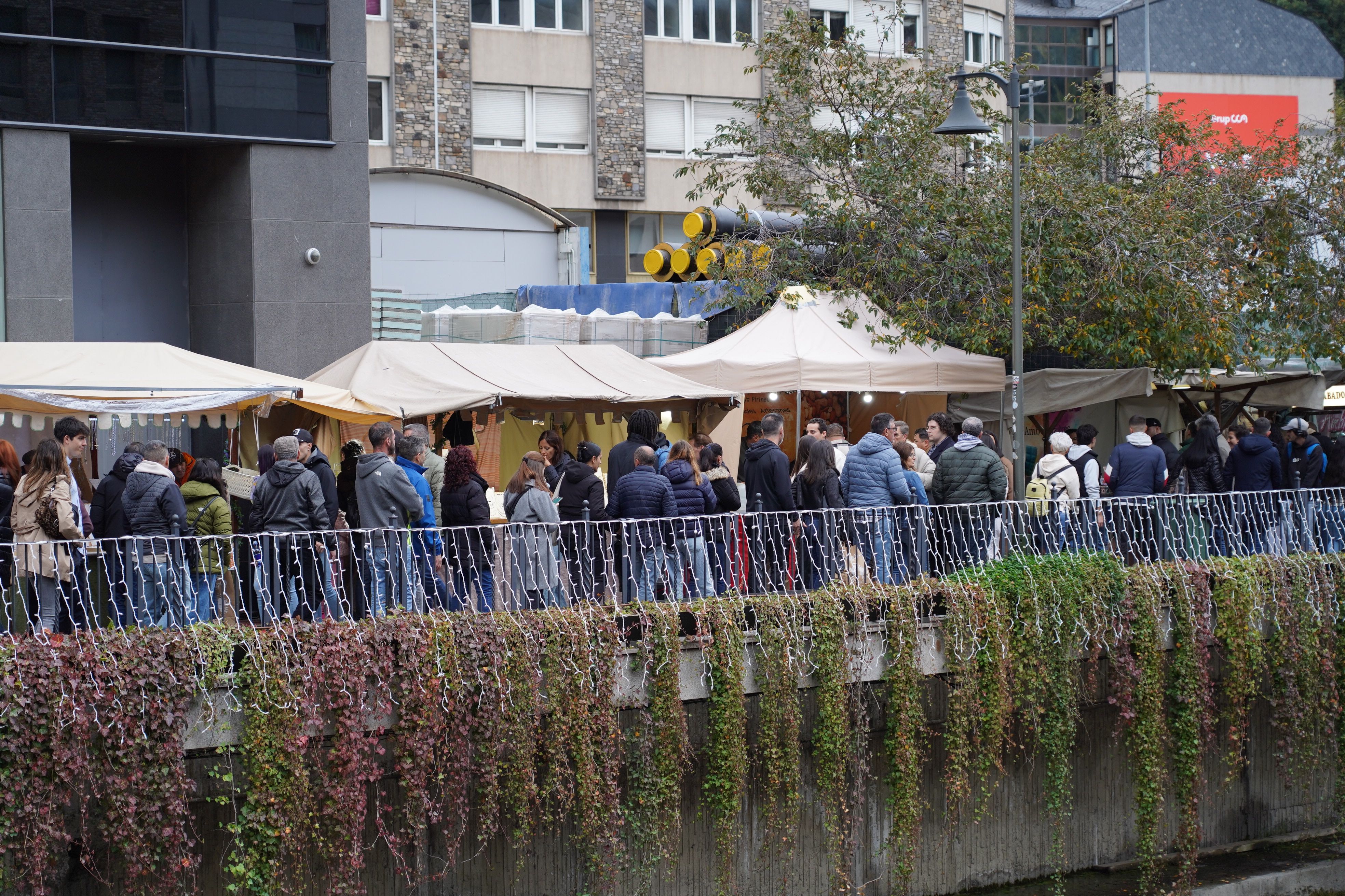 Ple de gom a gom per gaudir del mercat artesanal. Ple de gom a gom per gaudir del mercat artesanal.