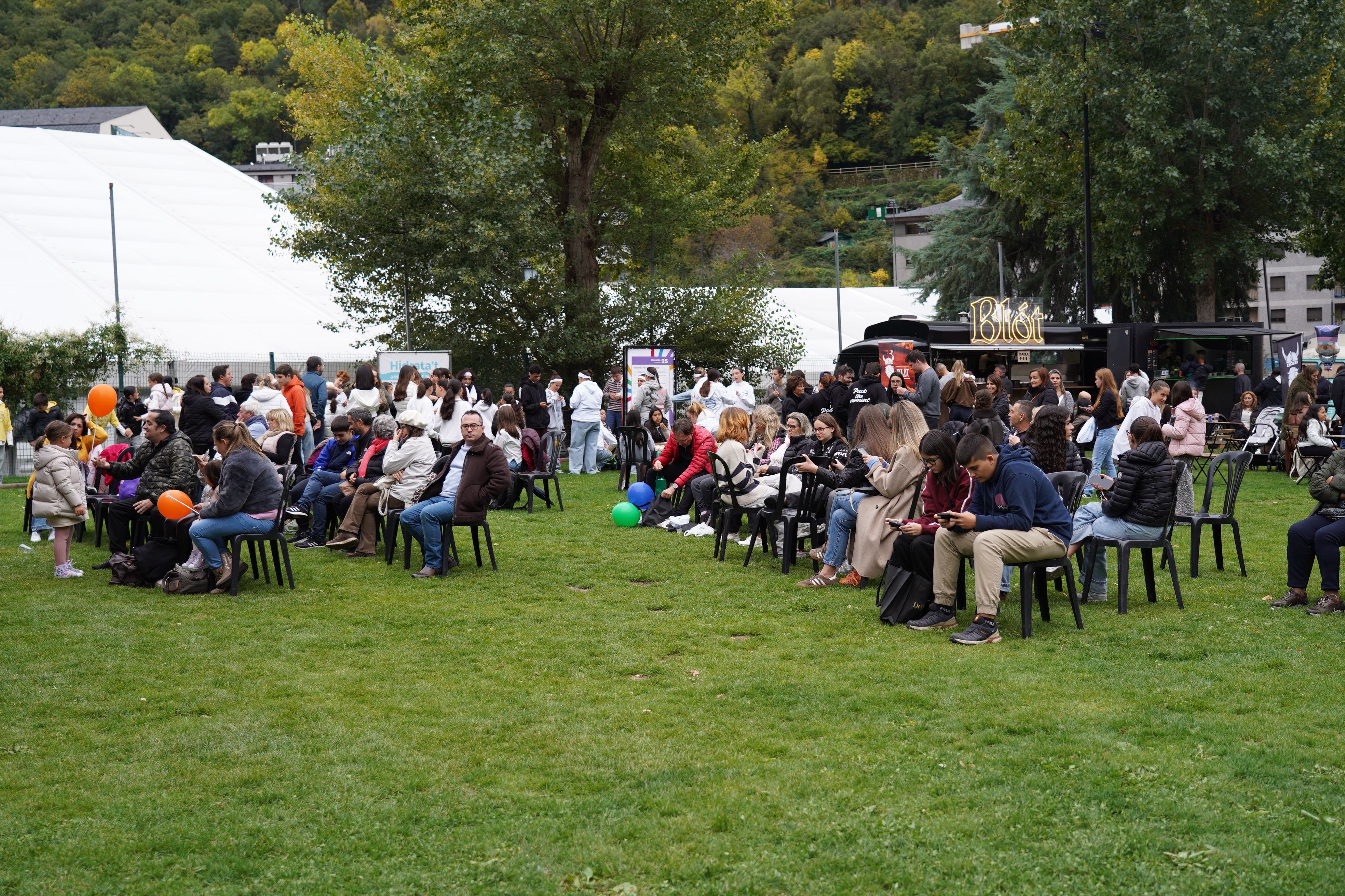 Les cadires del Parc Central, plenes. Les cadires del Parc Central, plenes.