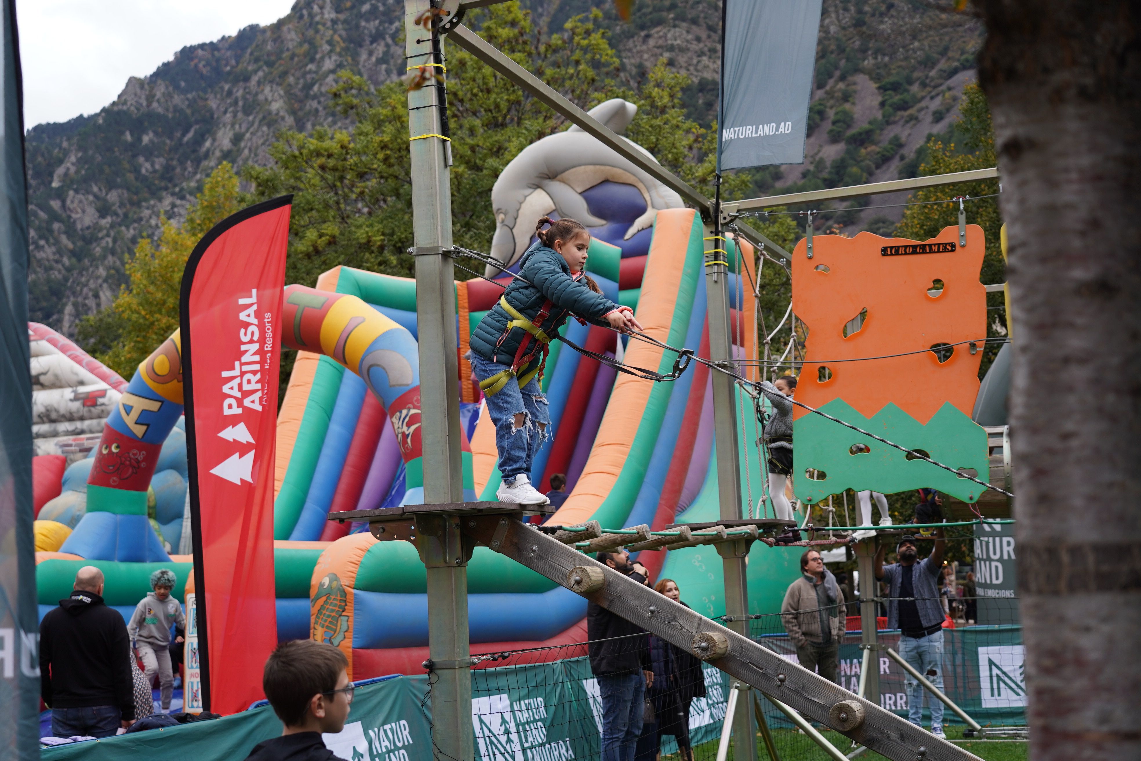 Naturlàndia posa a prova els més petits amb esports d'aventura. Naturlàndia posa a prova els més petits amb esports d'aventura.