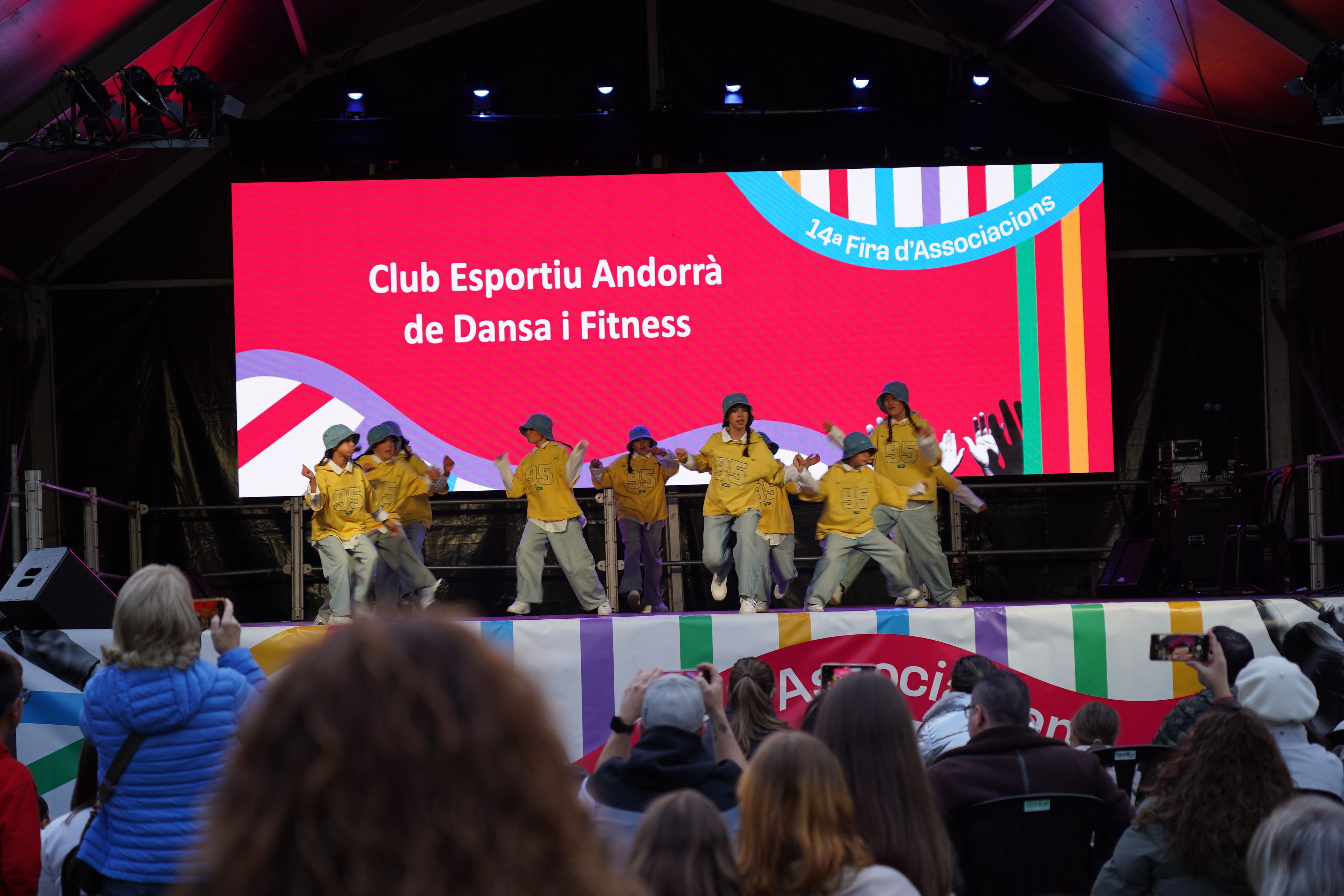 Més balls del grup ADN. Més balls del grup ADN.