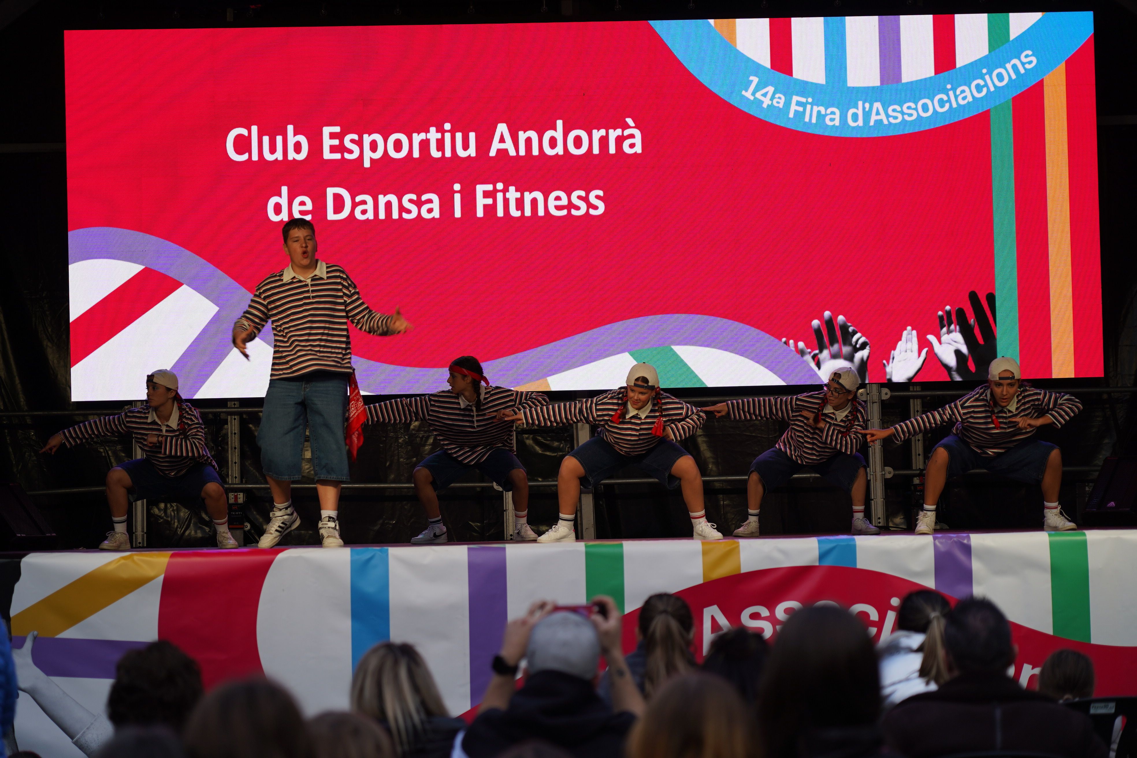 Ambient juvenil i dansa urbana. Ambient juvenil i dansa urbana.