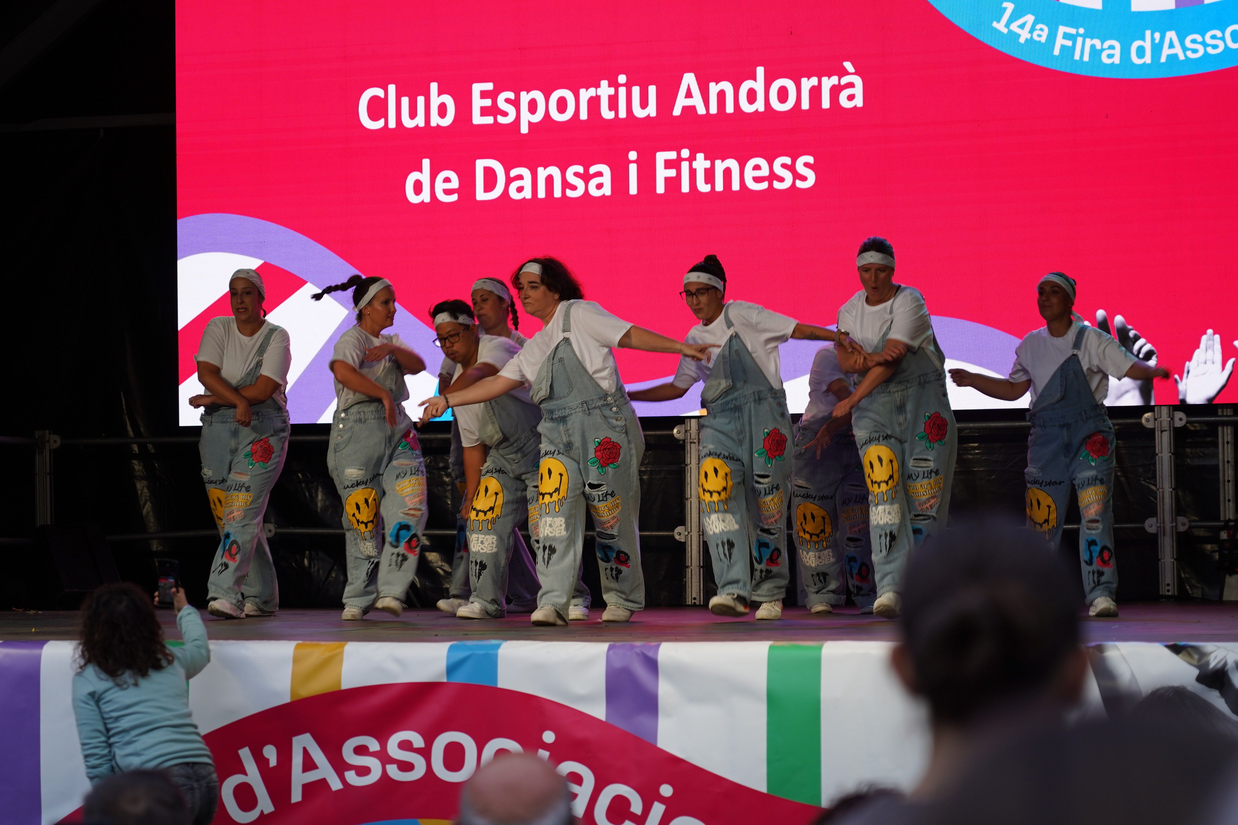 El grup de mares del CEDF, amb un pare inclòs. El grup de mares del CEDF, amb un pare inclòs.