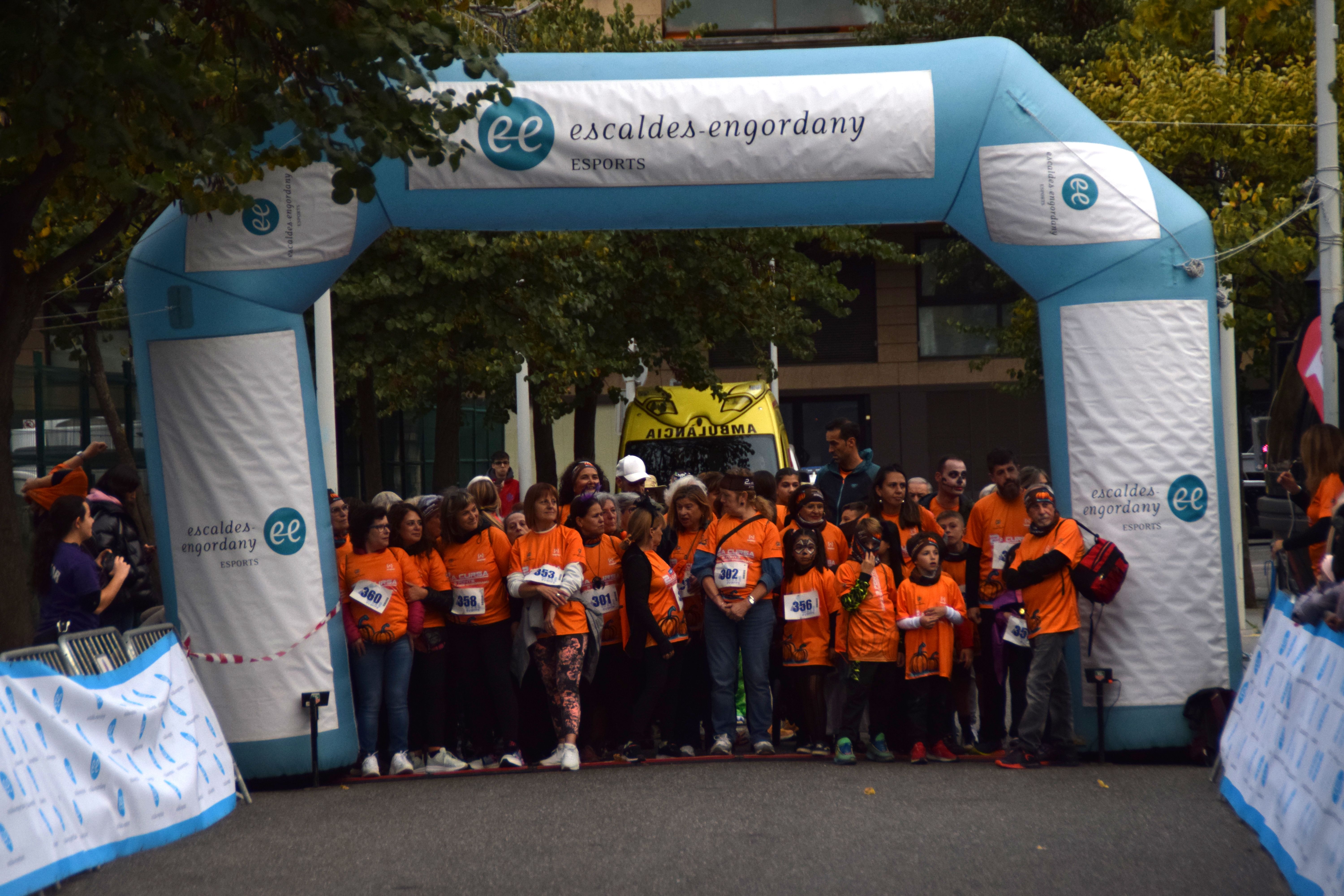 Els participants, a la sortida de la cursa al Prat del Roure.