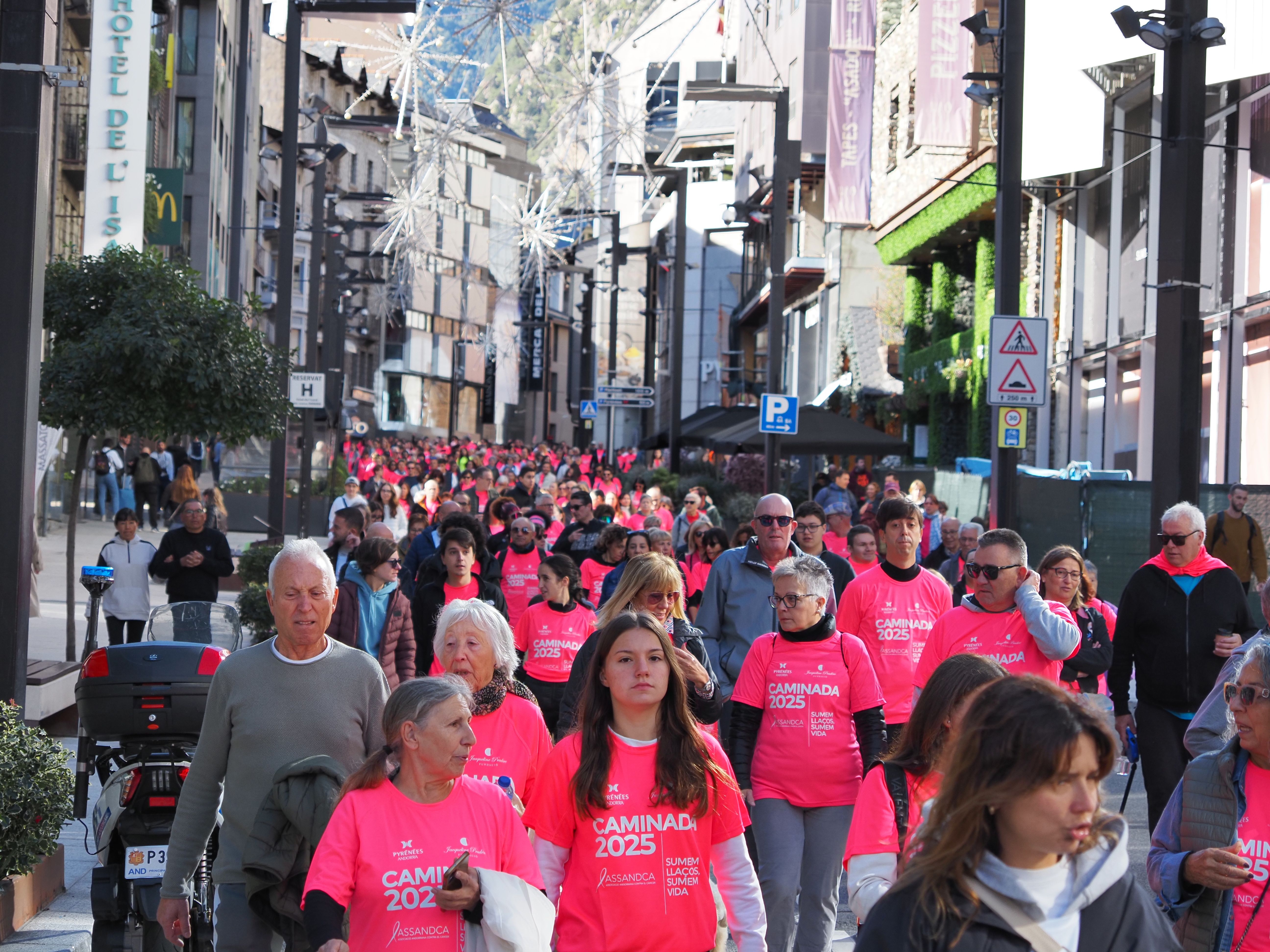 Participants a la caminada contra el càncer baixant per l'avinguda Meritxell.