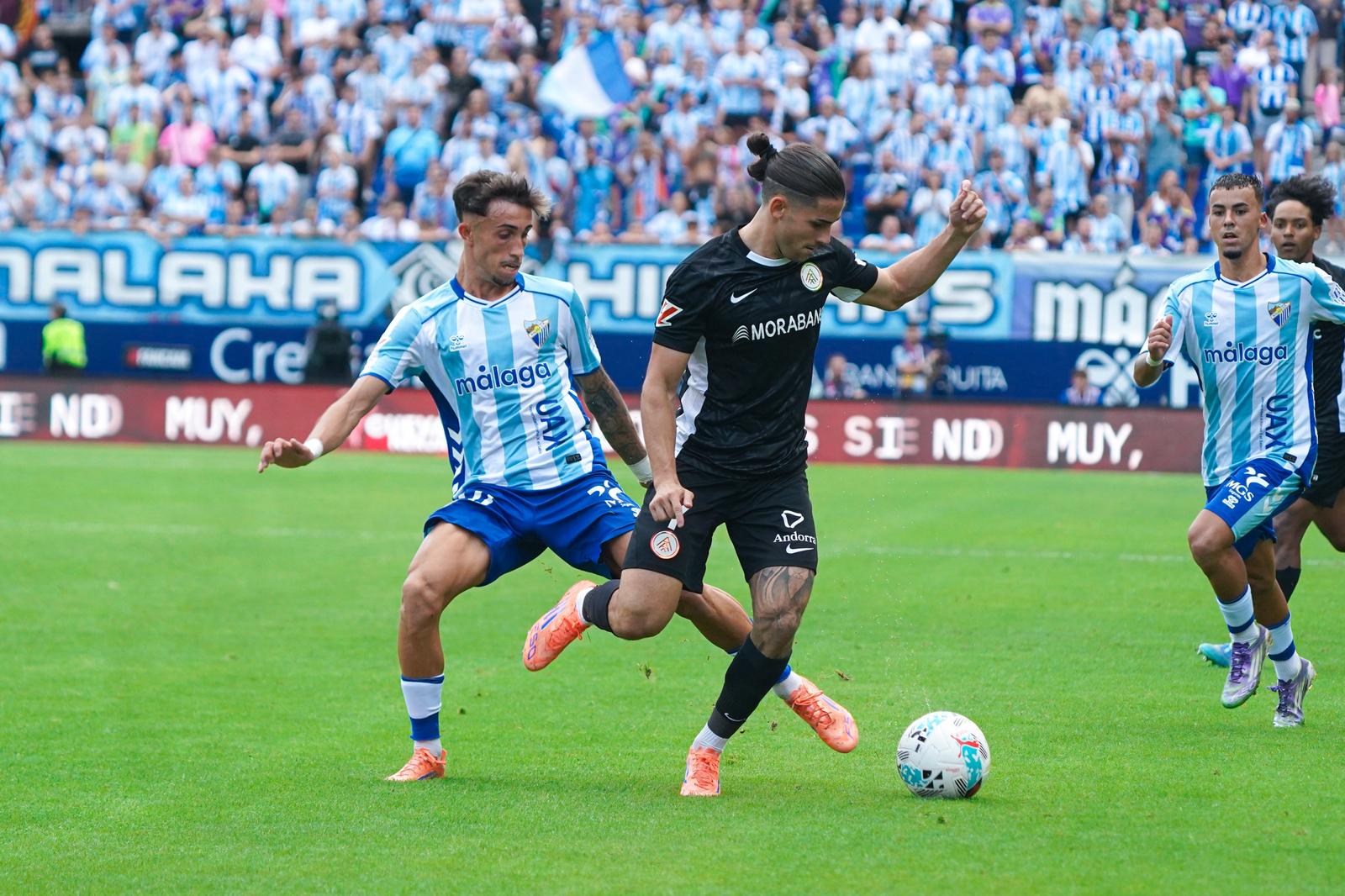 Tot i intentar-ho, Álex Calvo no ha pogut lluir-se en una Rosaleda plena d'aficionats malaguenys.