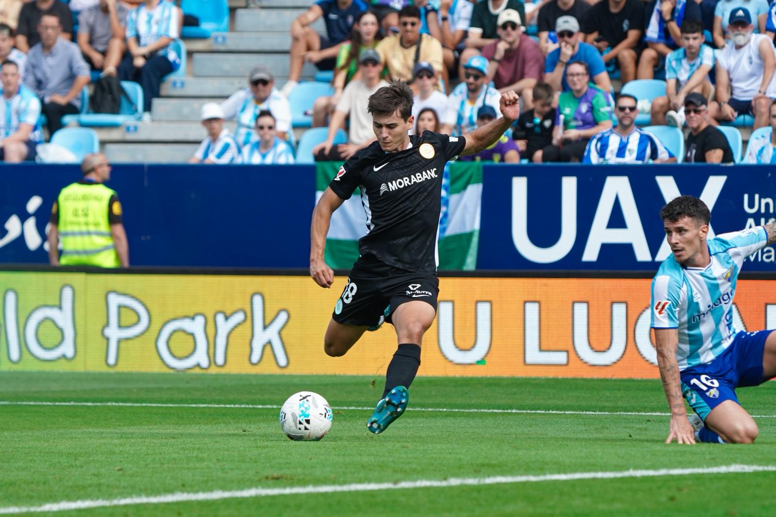 Marc Domènech ha pogut anotar el primer gol de l'Andorra, però ha topat amb els dos pals. Marc Domènech ha pogut anotar el primer gol de l'Andorra, però ha topat amb els dos pals.