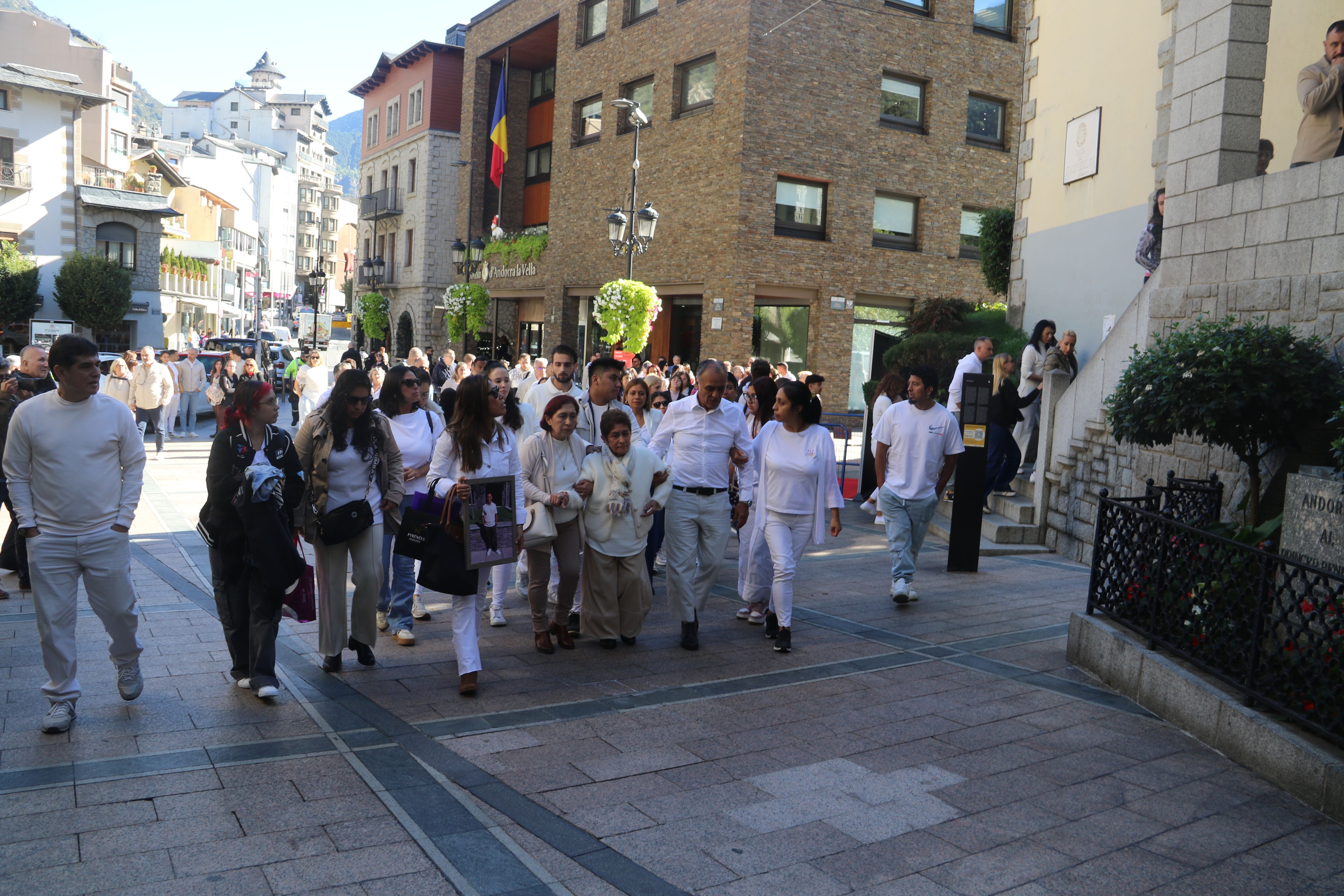 Familiars i amics del resident difunt el dia del funeral.