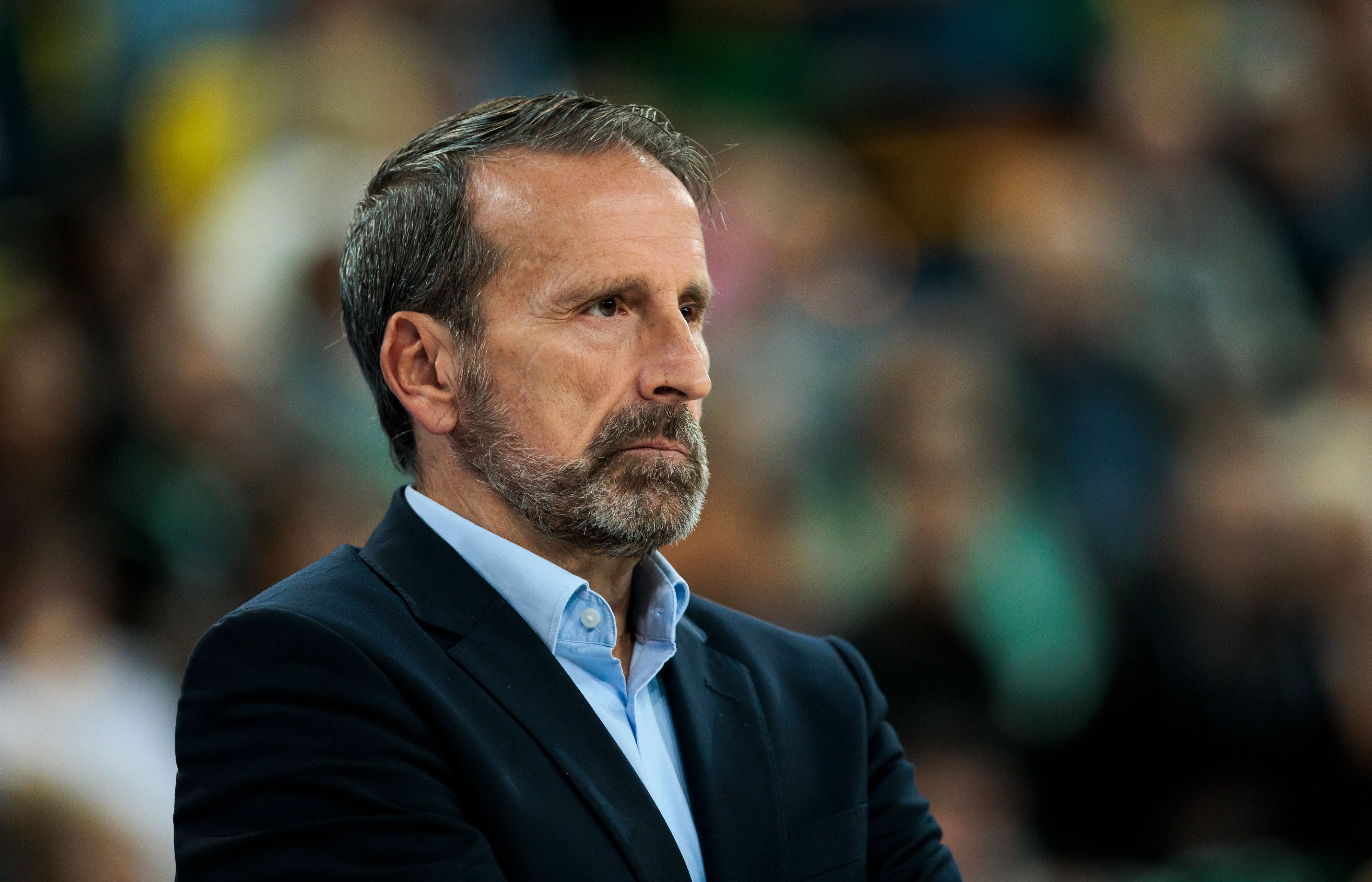 Joan Plaza, amb el rostre seriós a la zona tècnica.