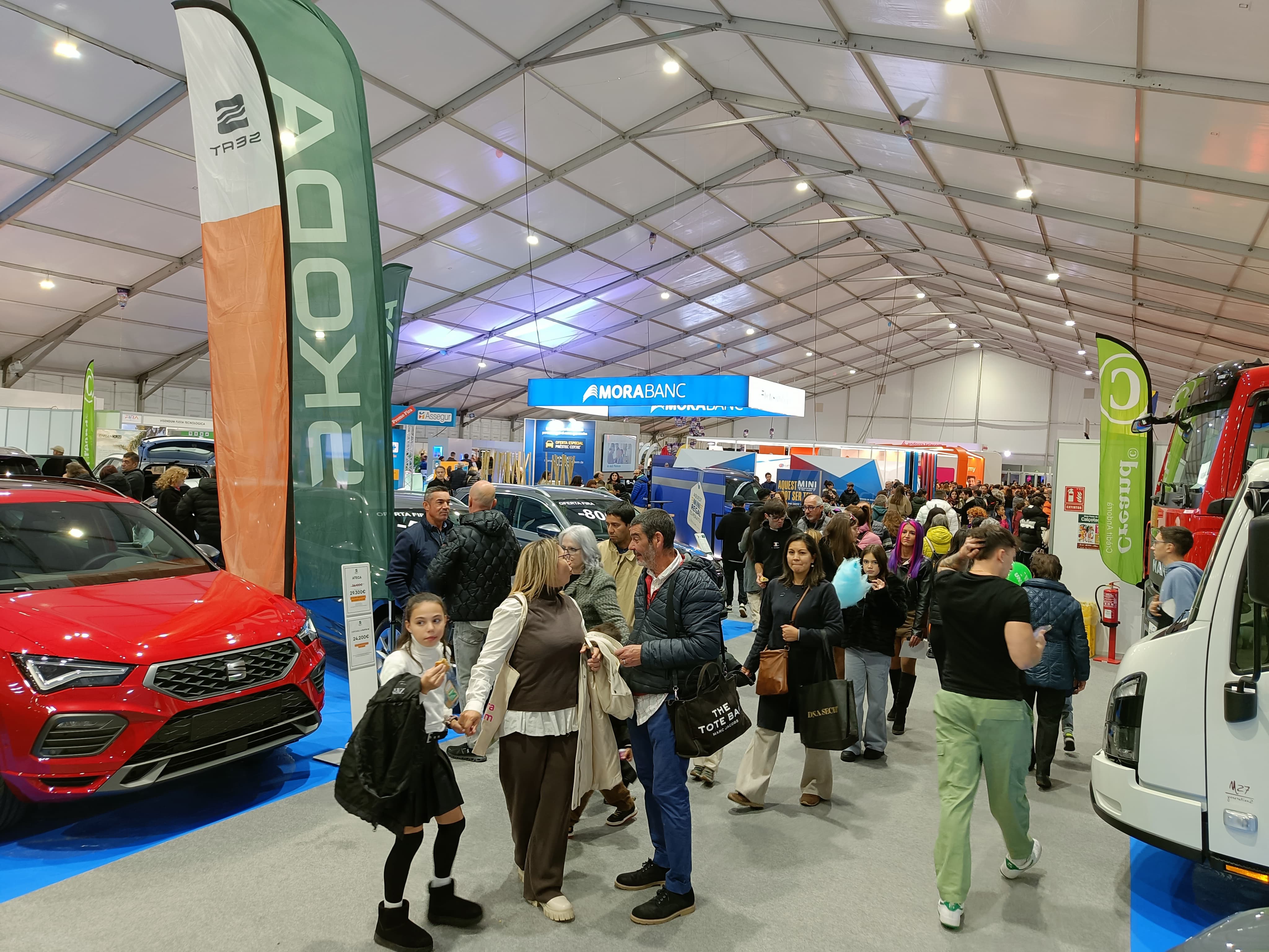 Visitants a la Fira mitja hora abans que tanquessin les portes.