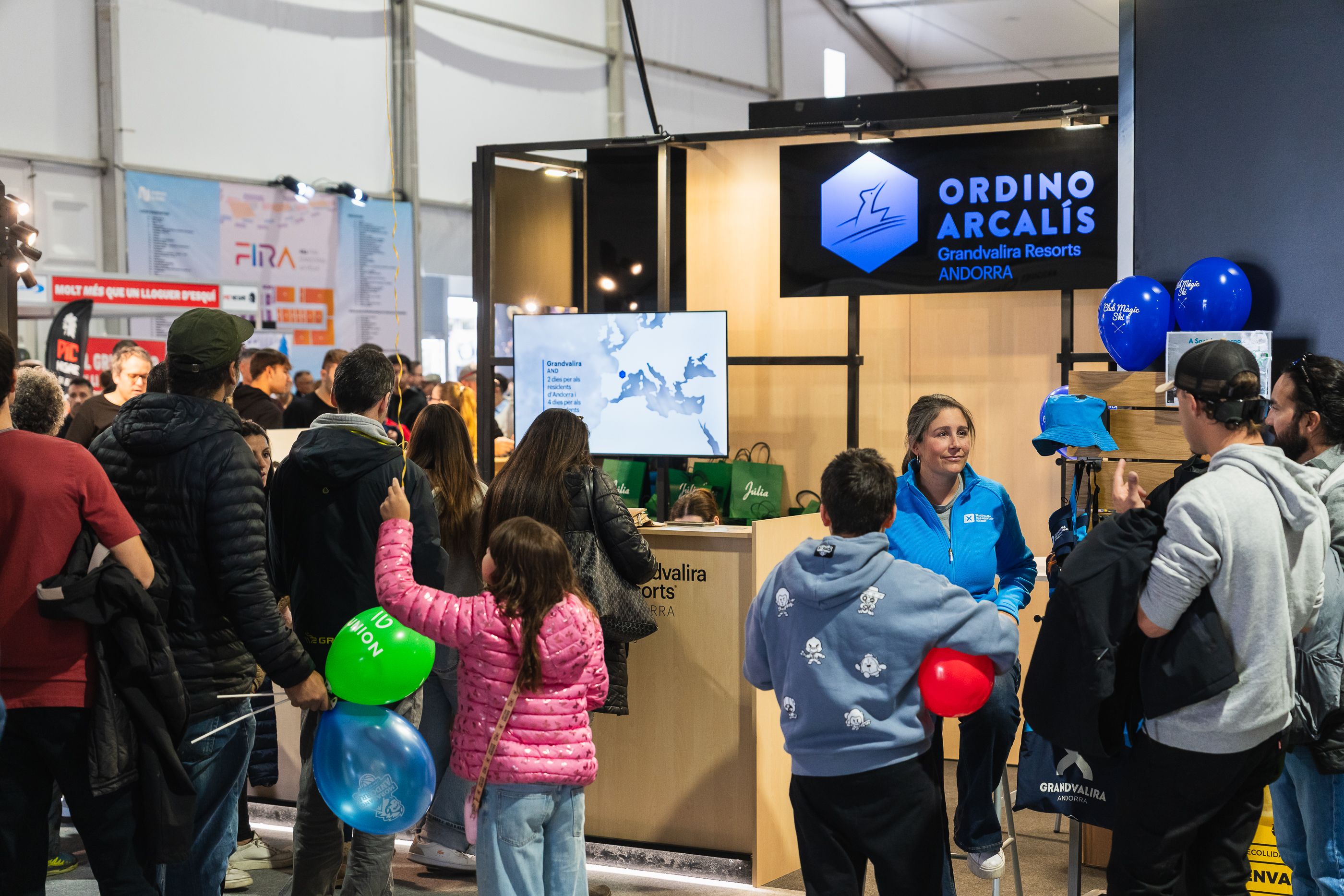Visitants a l'estand de Grandvalira Resorts.