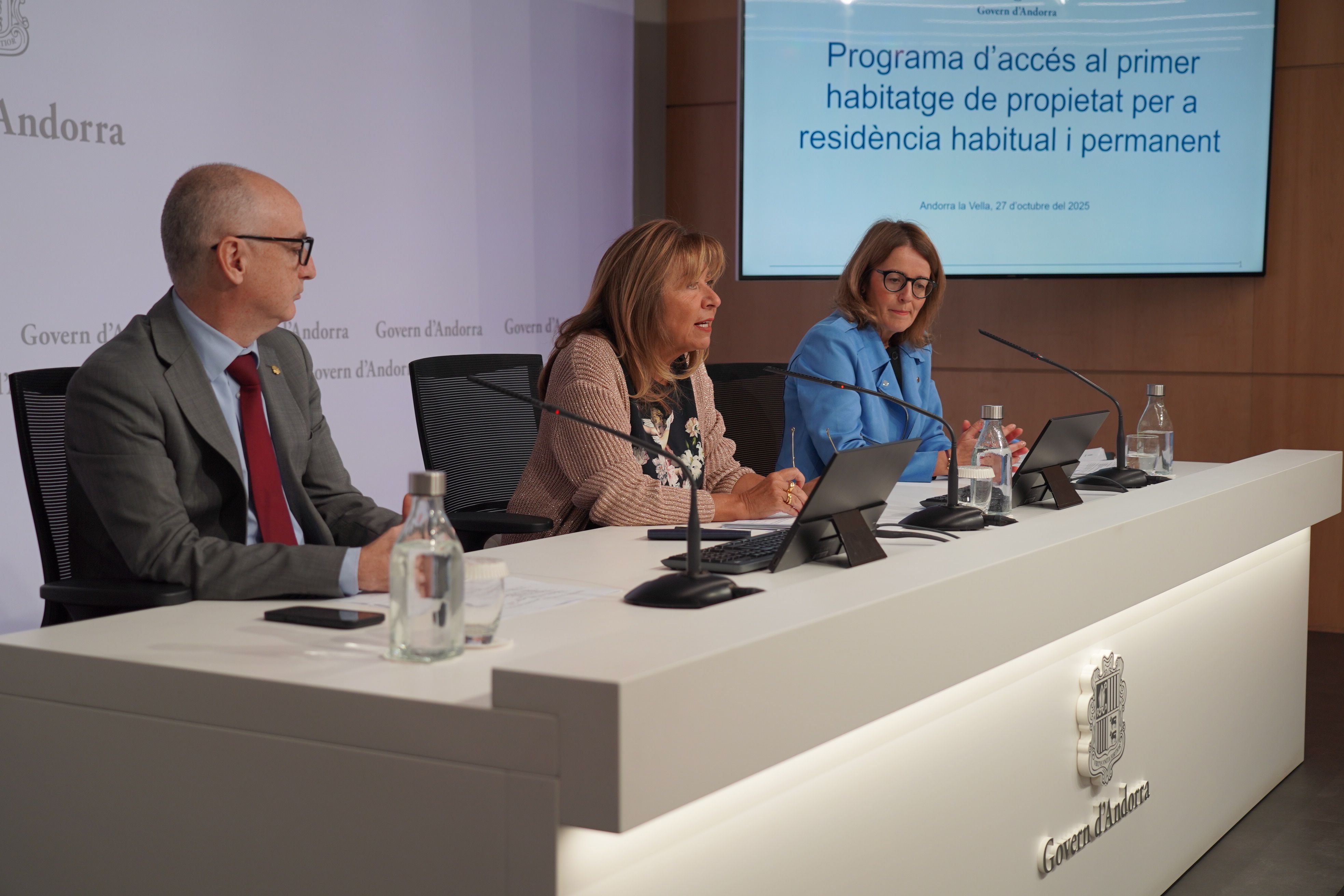 Ramon Lladós, Conxita Marsol i Esther Puigcercós durant la compareixença.