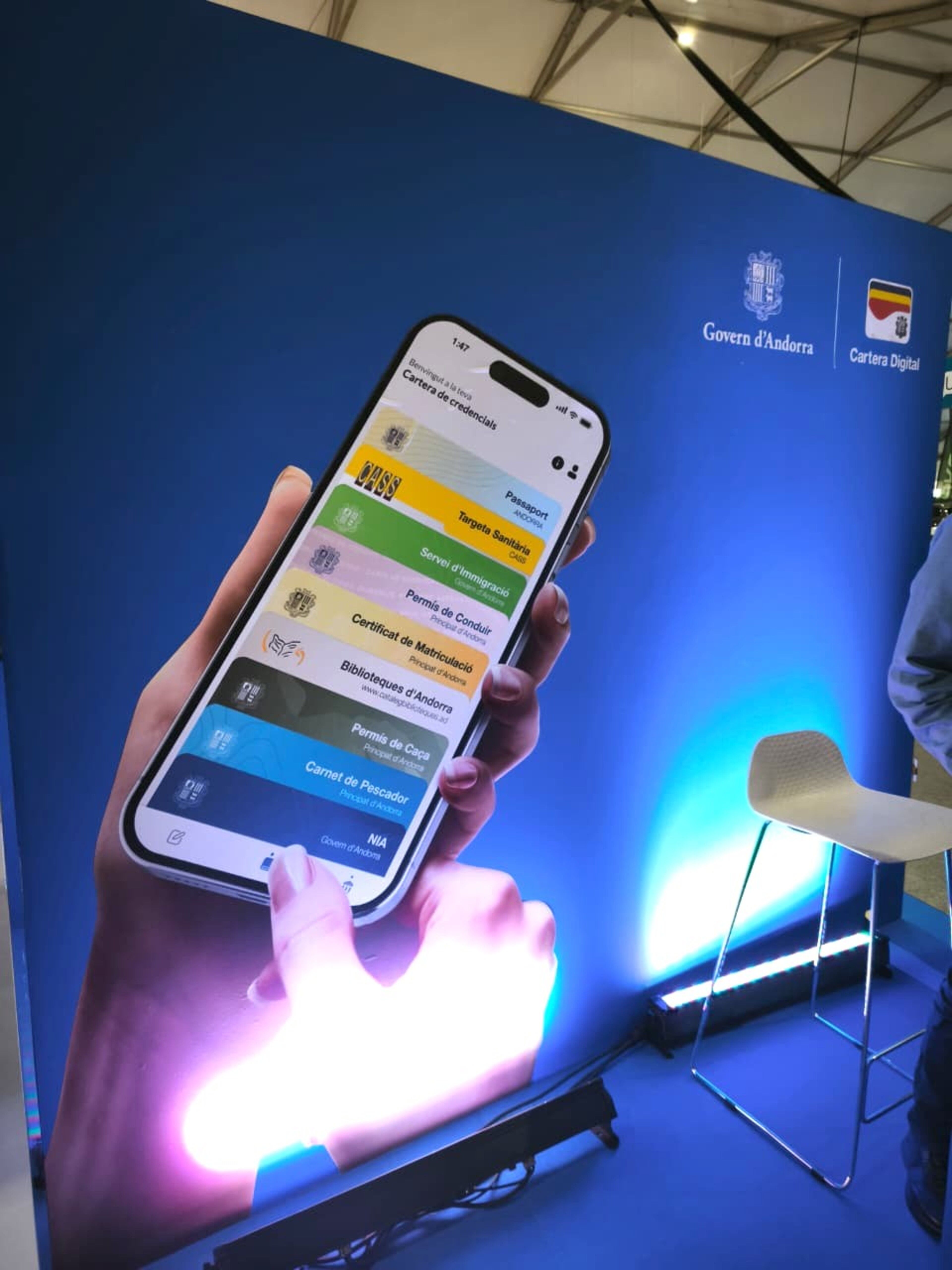 Una usuària d'un mòbil fent servir l'aplicació de la cartera digital.