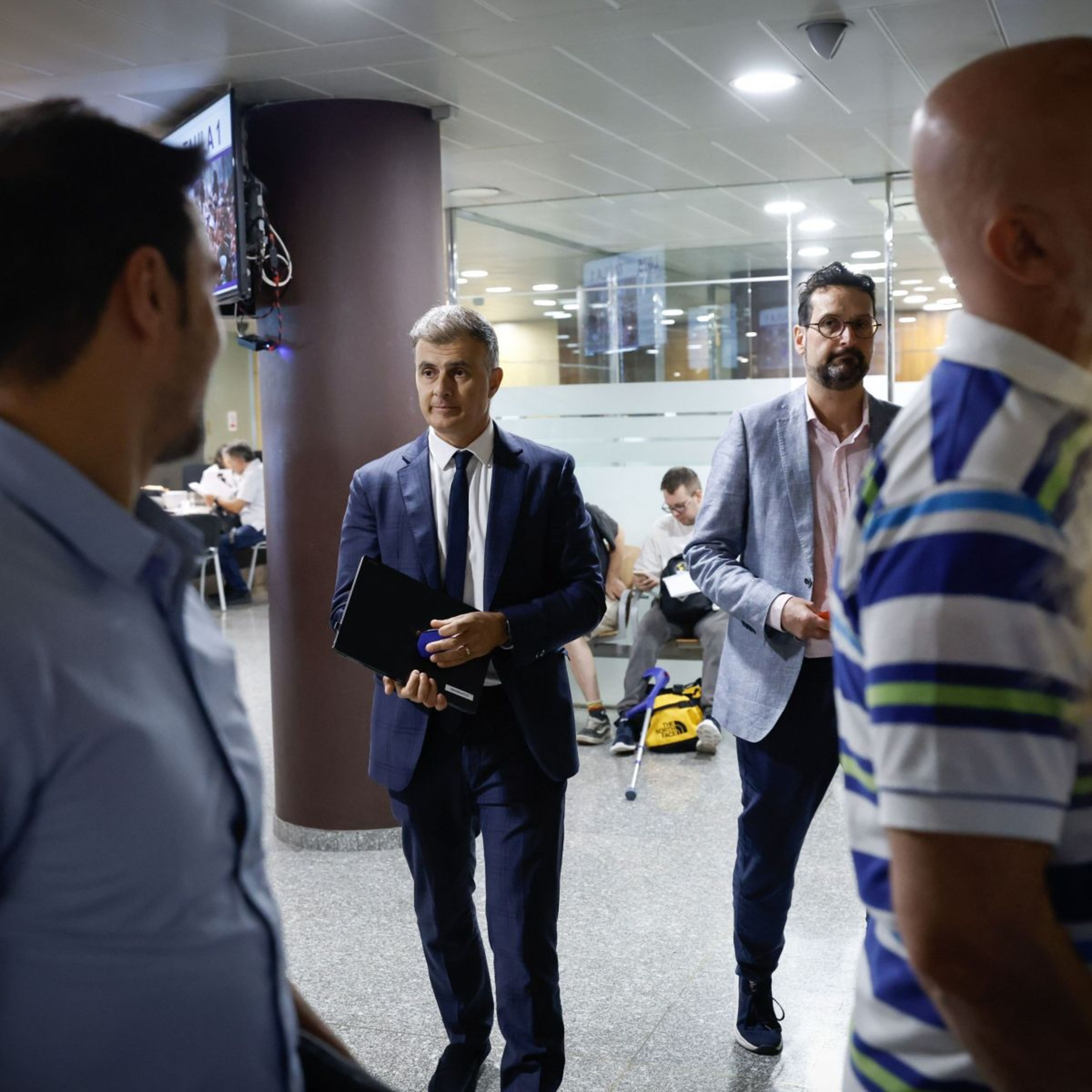 Els Marcs, Rossell i Cornella, acudint a una reunió amb funcionaris.