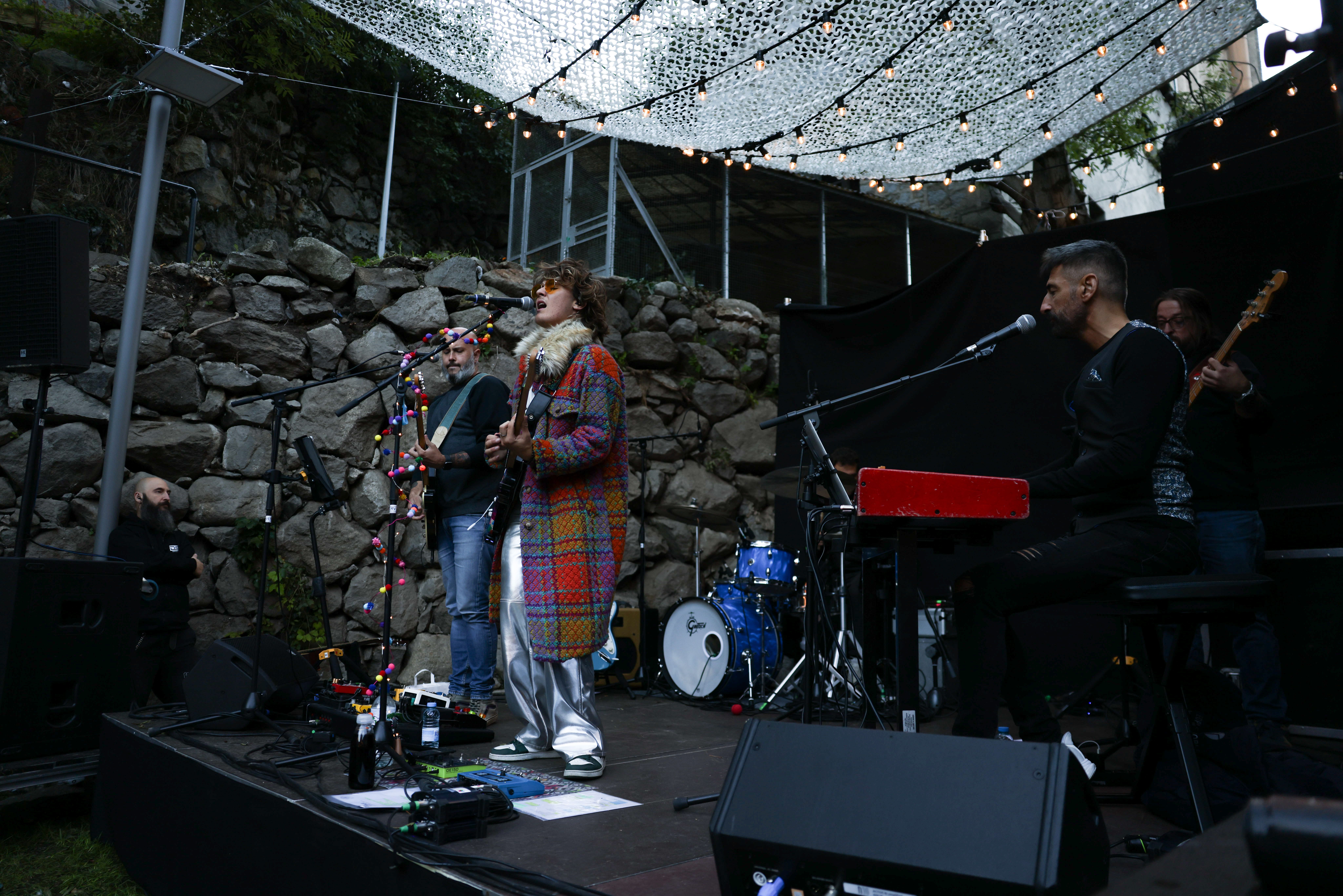 Makuka en una actuació als jardins de la Borda Gabriel d'Escaldes.