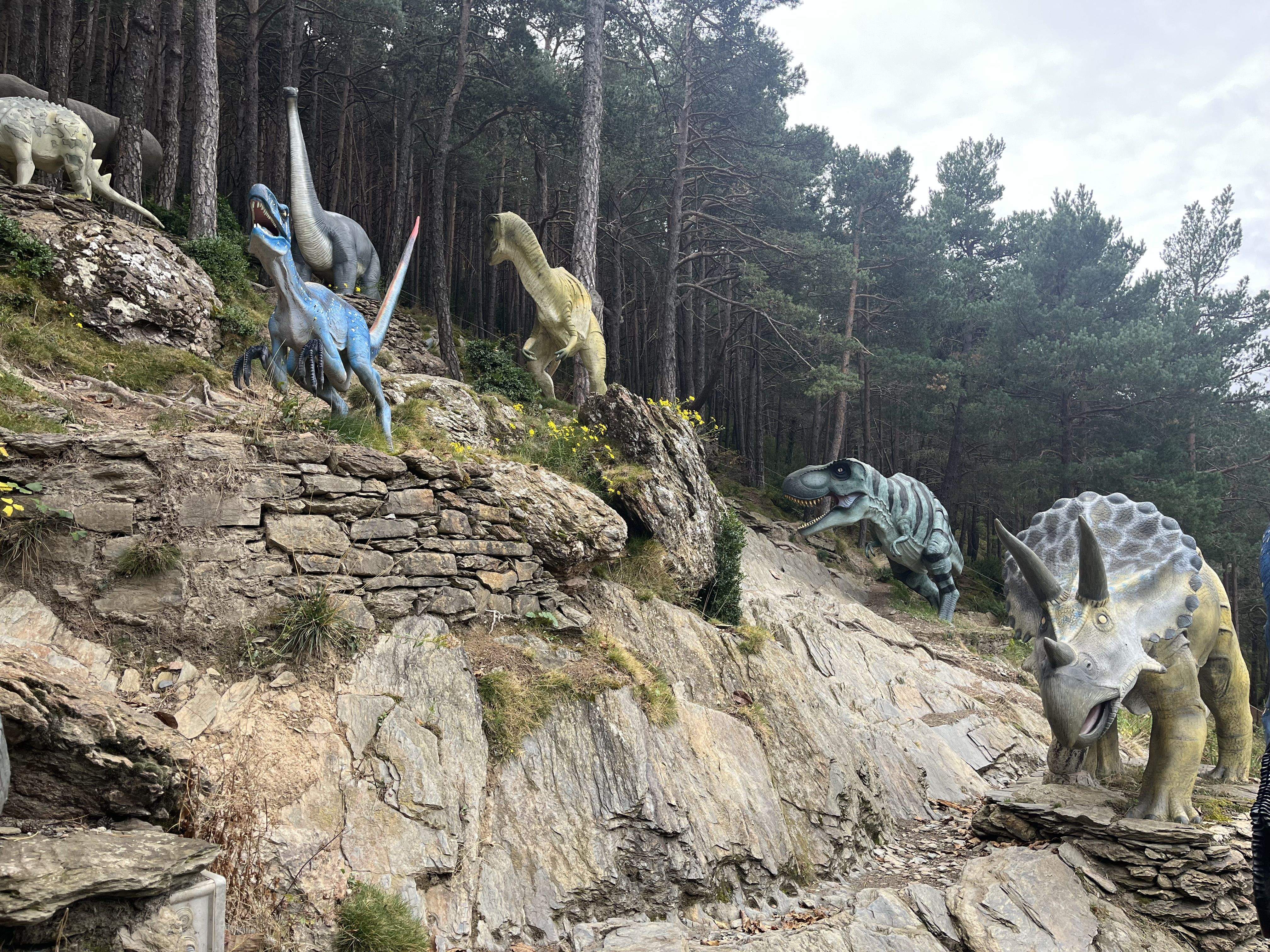 Algunes de les escultures de dinousaures dels Jardins de Juberri.