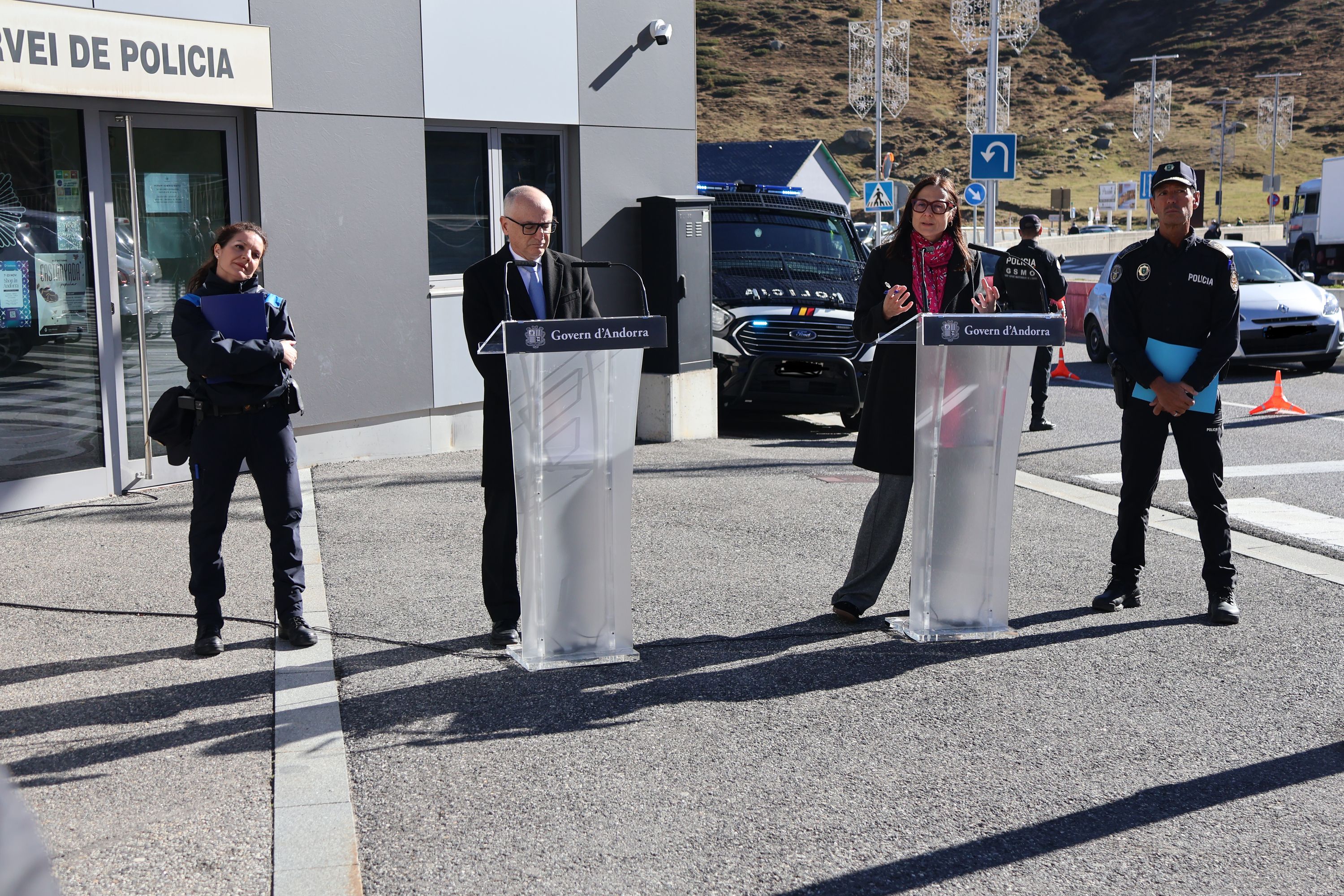 Els ministres Ramon Lladós i Ester Molné, amb la directora de la duana i el director de la policia exposant les mesures al Pas de la Casa.