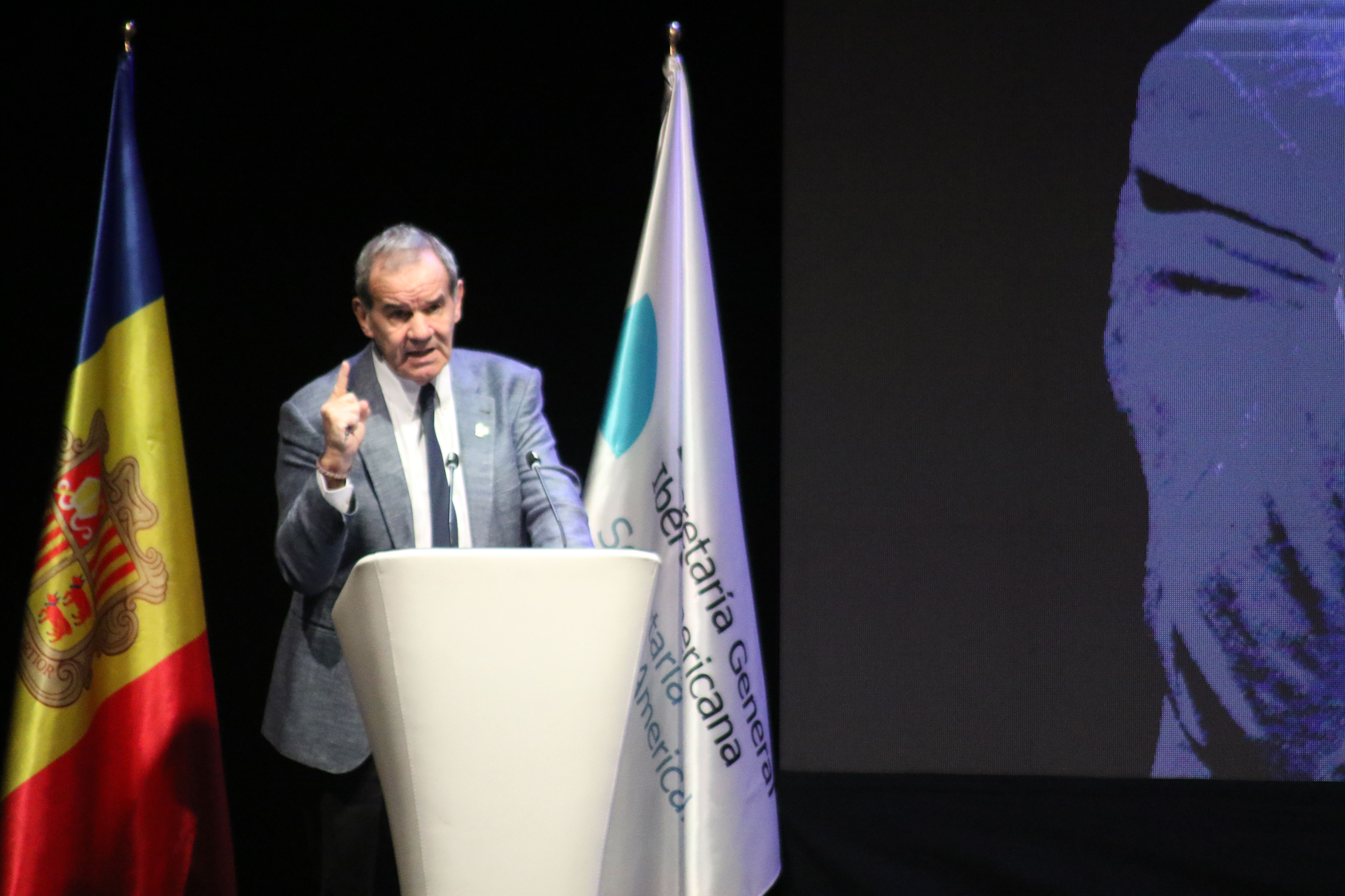 El secretari general de la SEGIB, Andrés Allamand, durant la seva llarga intervenció.