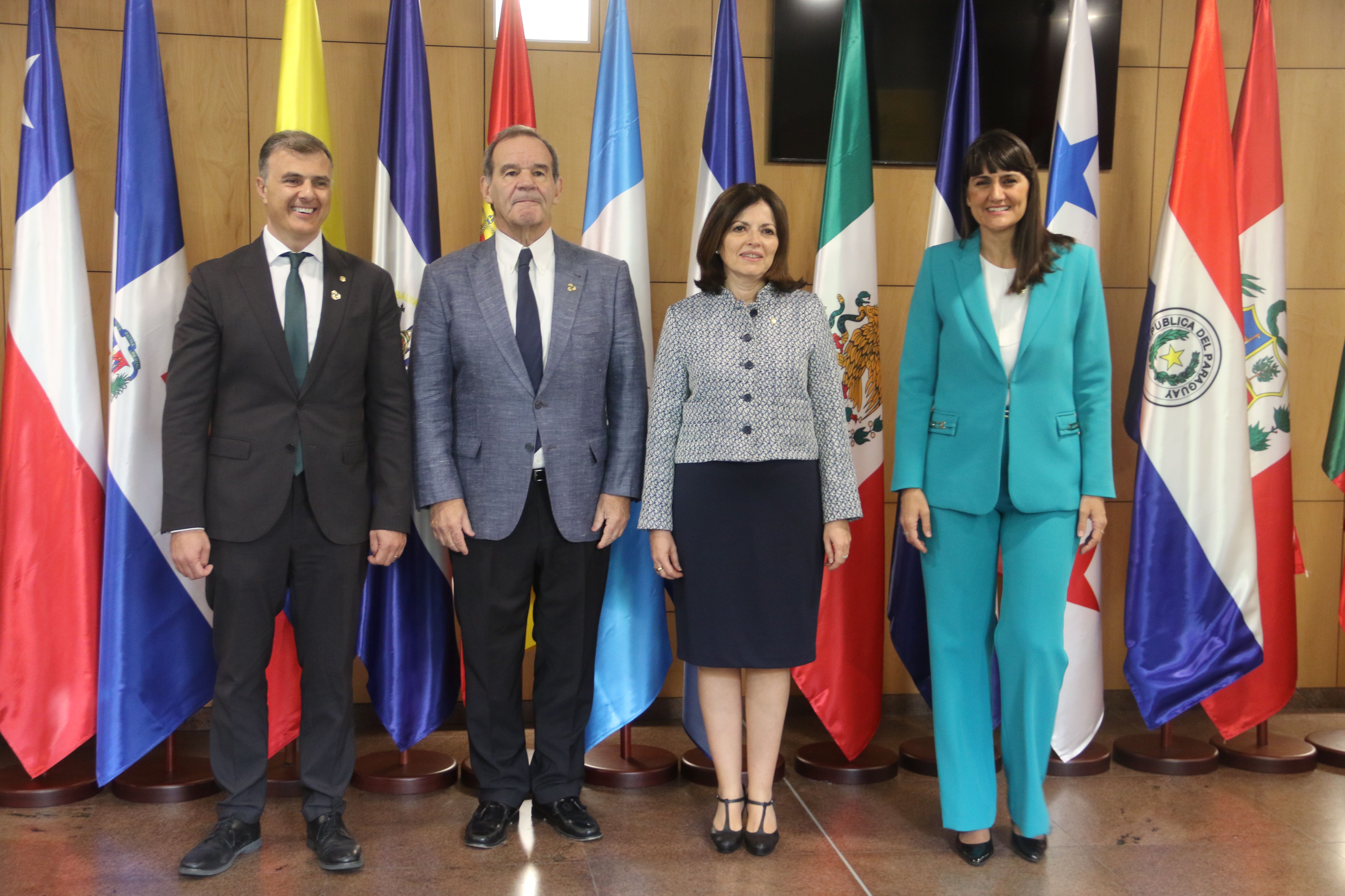 Foto oficial dels dos ministres andorrans amb la secretària d'Estat espanyola i el secretari de la SEGIB.