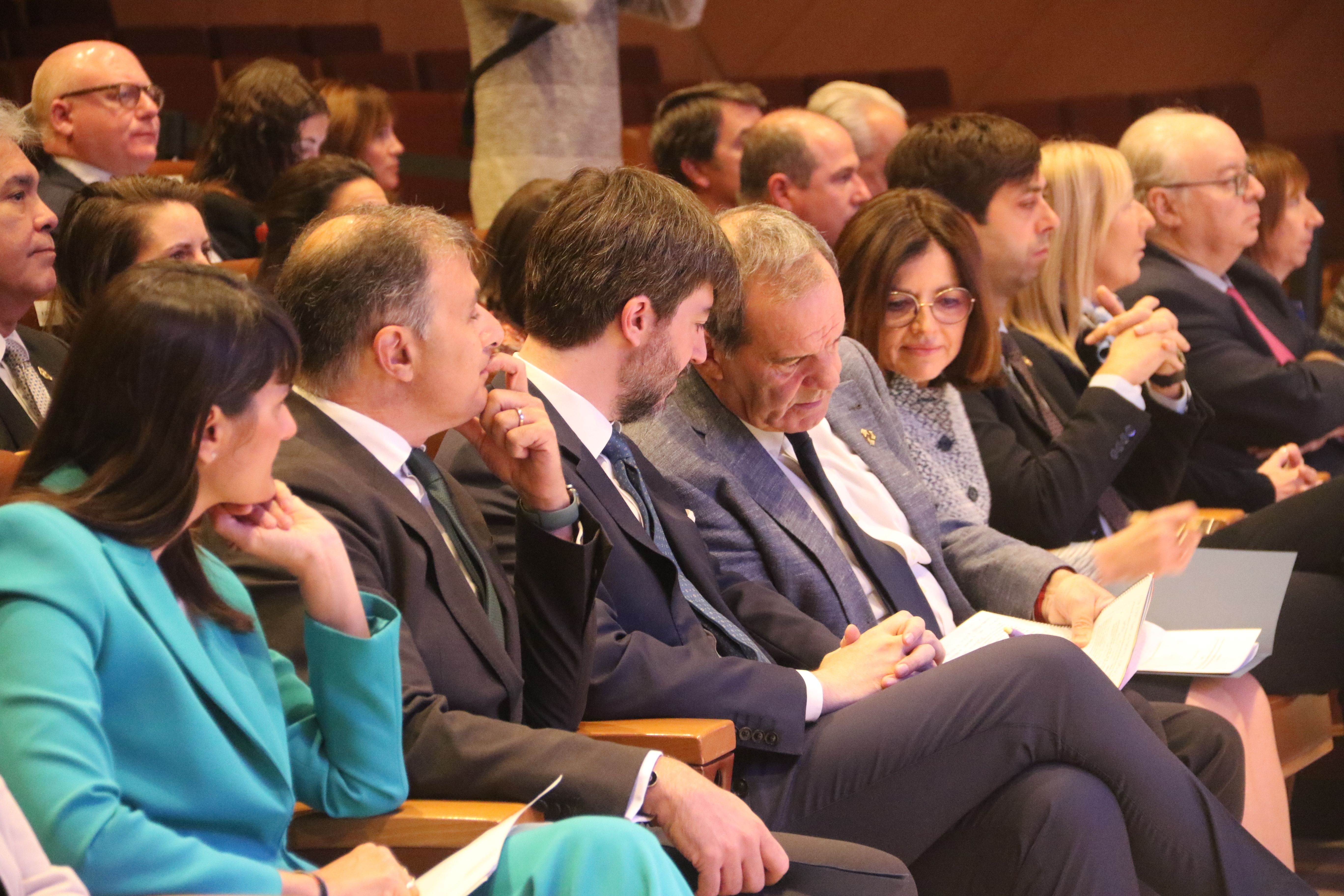 Andrés Allamand conversa amb el síndic general, Carles Ensenyat, flanquejats pels ministres Marc Rossell i Imma Tor.