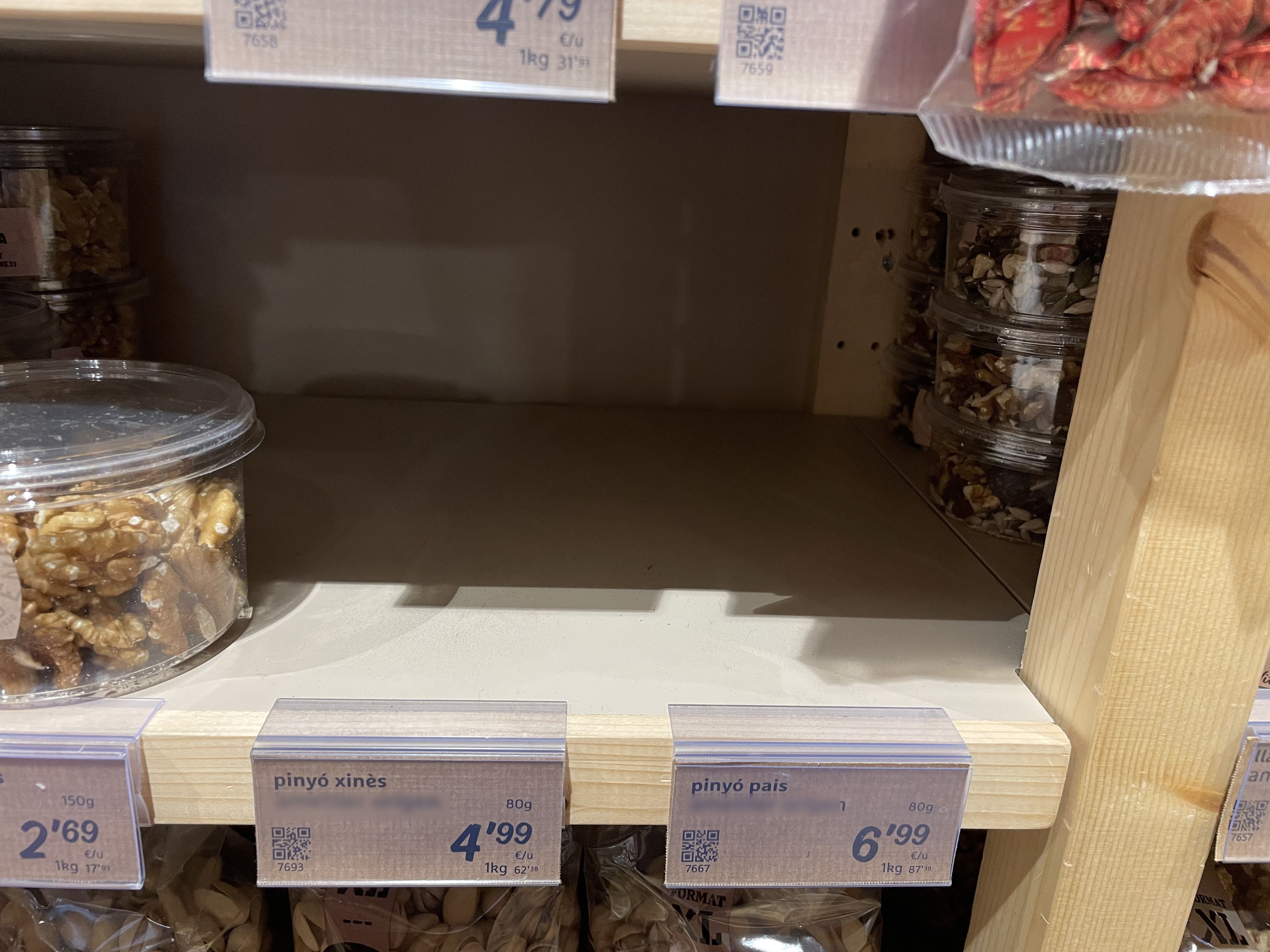 La campanya es nota a les prestatgeries buides.