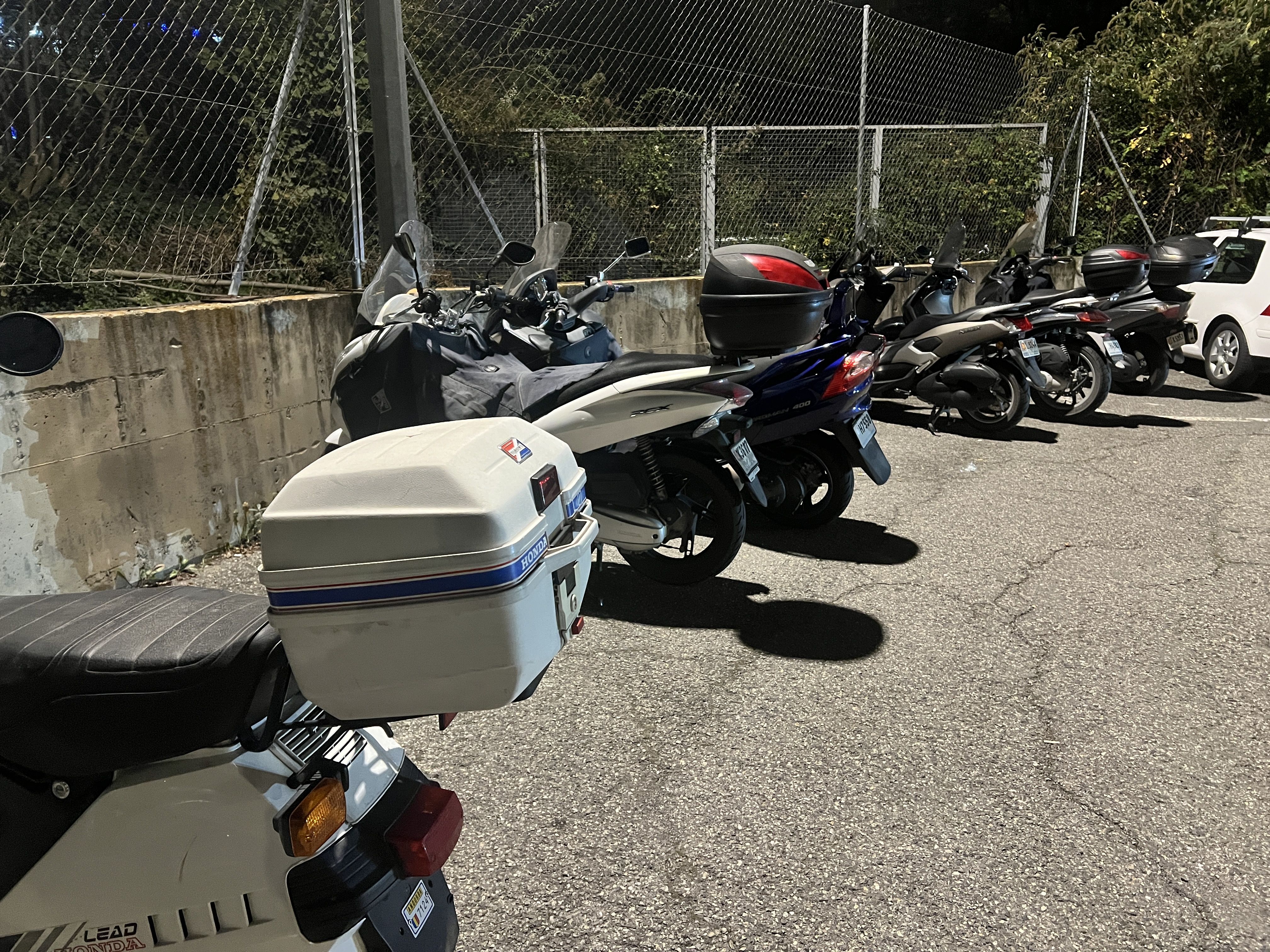 Motocicletes estacionades al pàrquing del Fener.