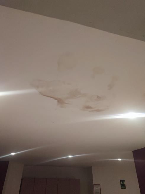 Taca per les filtracions d'aigua del sostre de l'alberg. // Comú d'Encamp