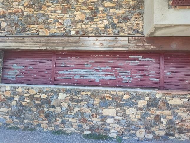 Estat actual de les persianes exteriors, que es volen canviar. // Comú d'Encamp